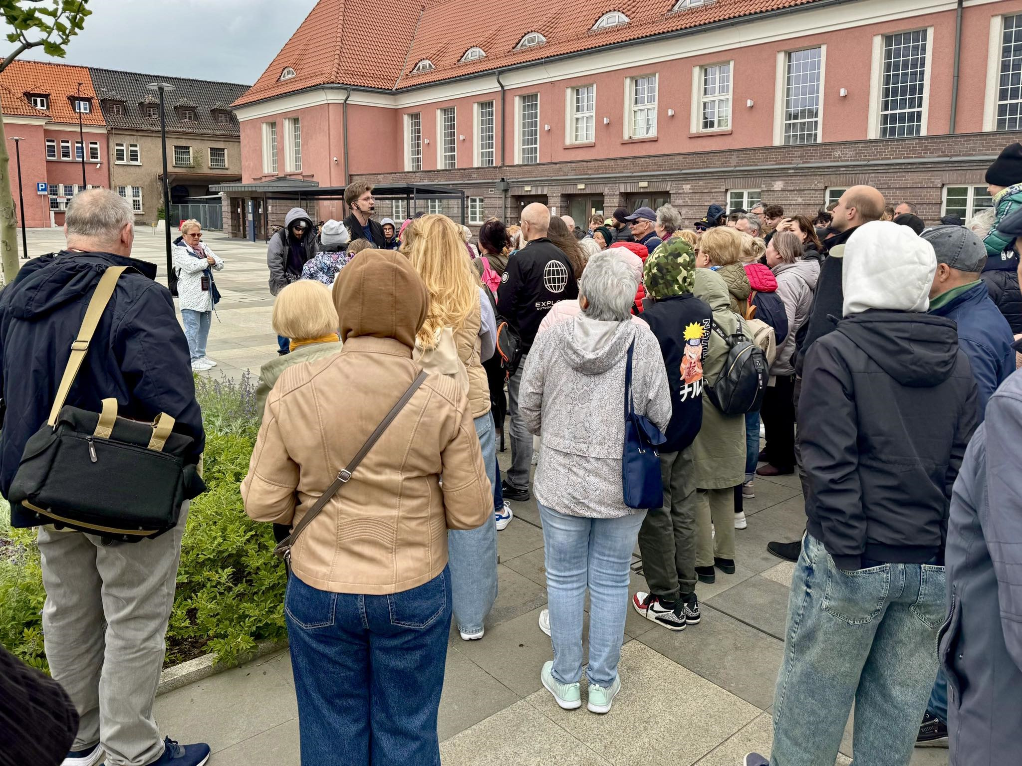 Fot. UM w Gliwicach Grupa z przewonikiem przed budynkiem dworca