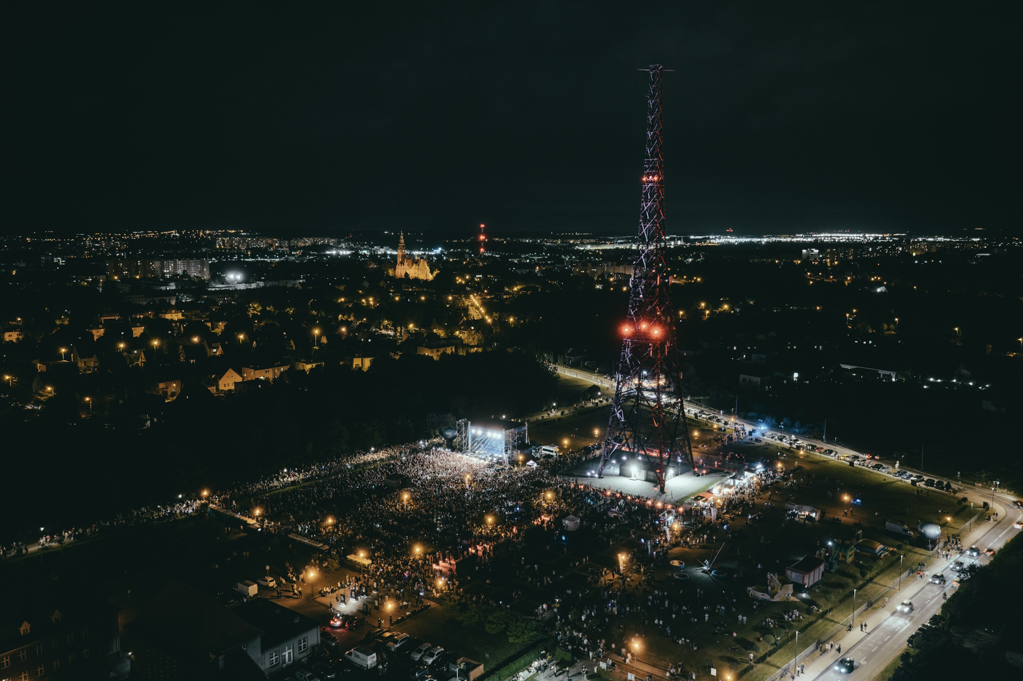Fot. Mosquidron Tłum na koncercie pod radiostacją z lotu ptaka