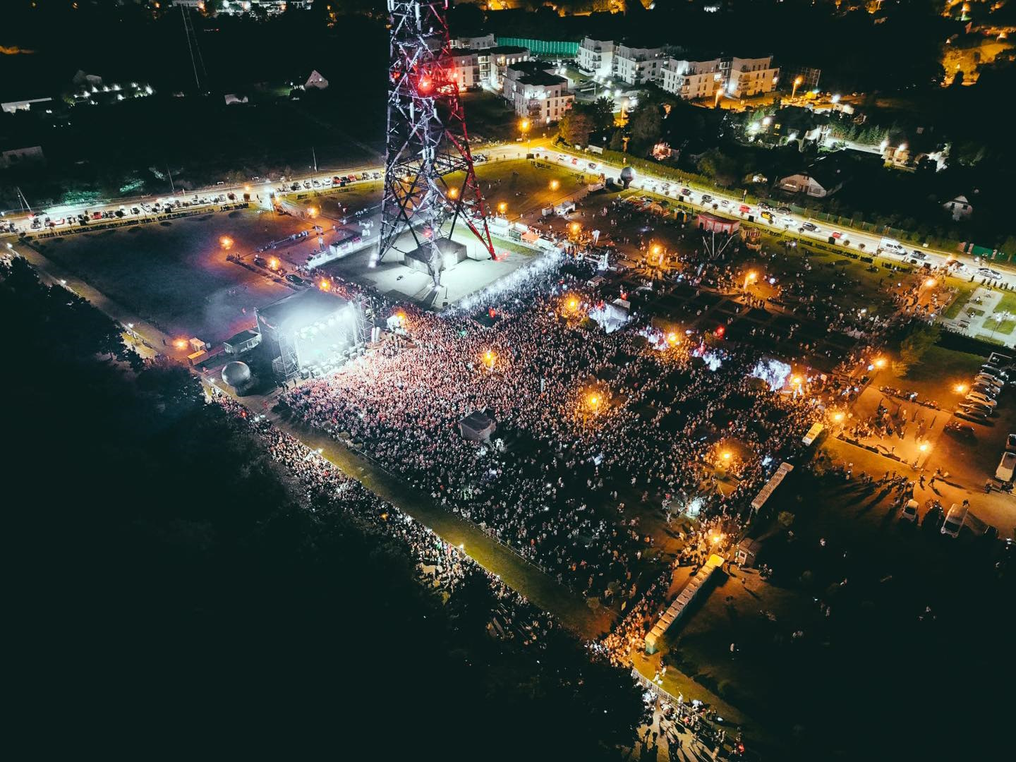 Fot. Mosquidron Tłum przed sceną
