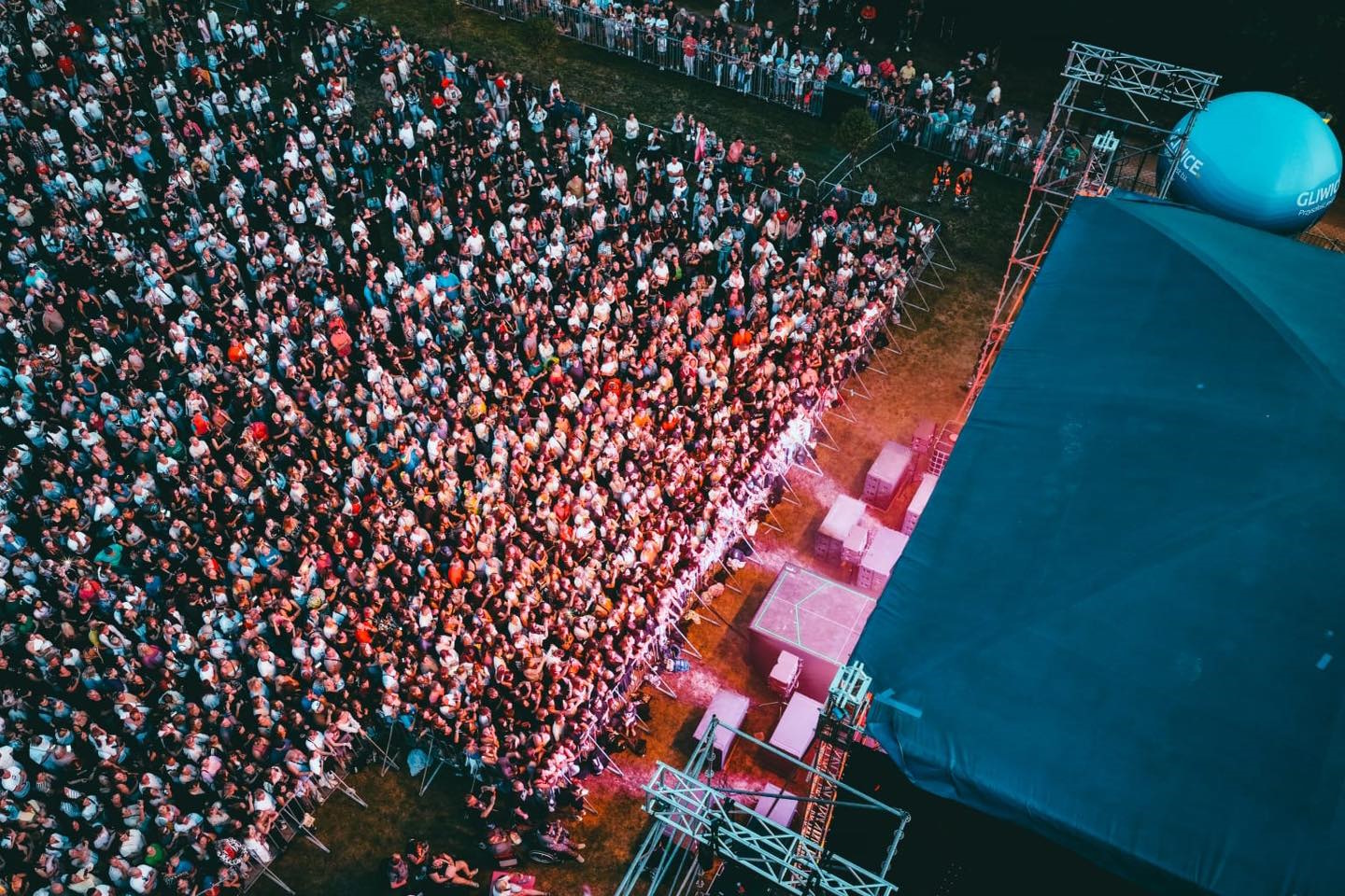 Fot. Mosquidron Tłum przed sceną