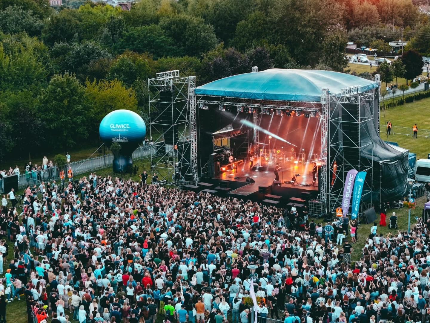 Fot. Mosquidron Tłum przed sceną