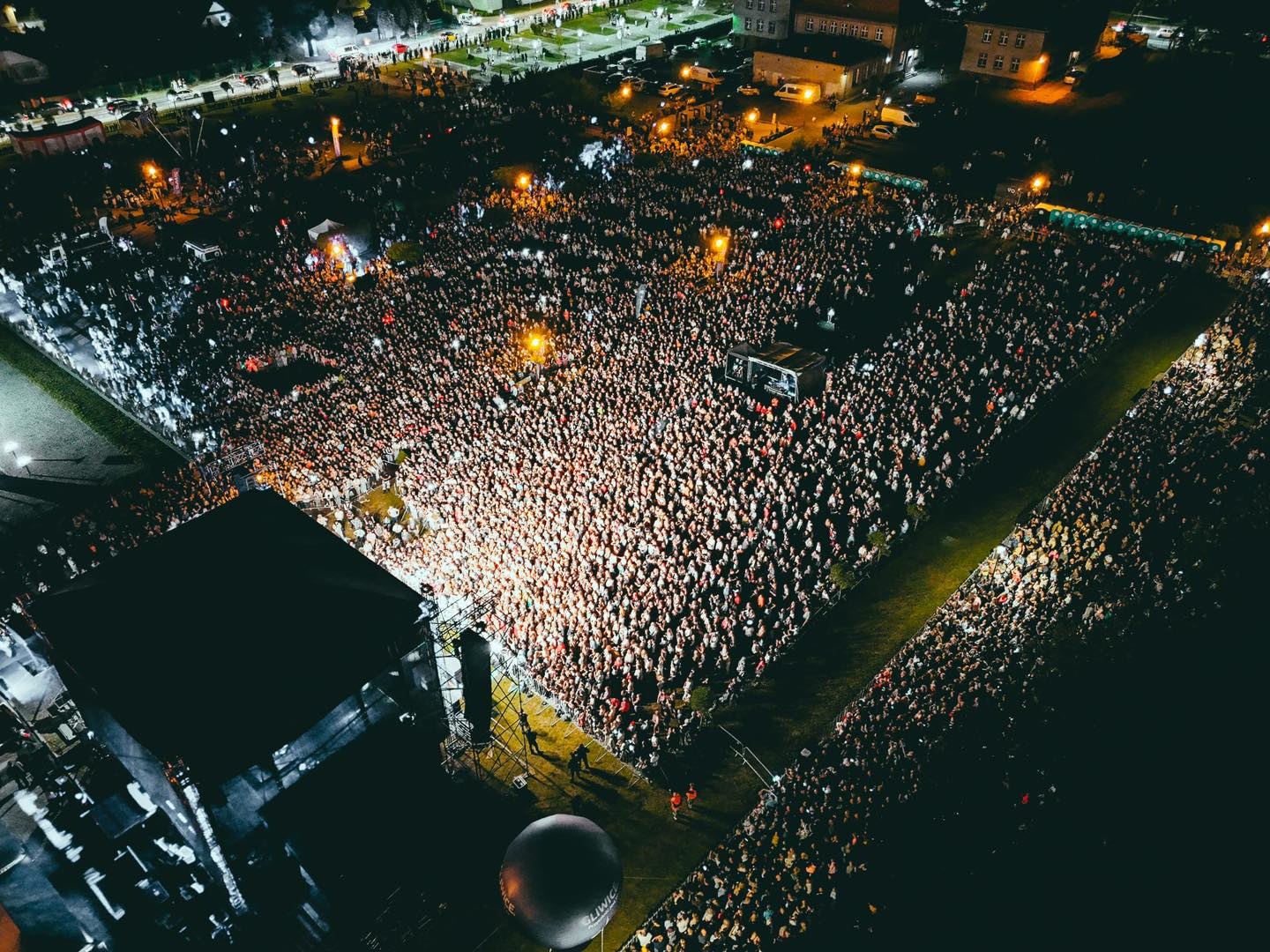 Fot. Mosquidron Tłum przed sceną