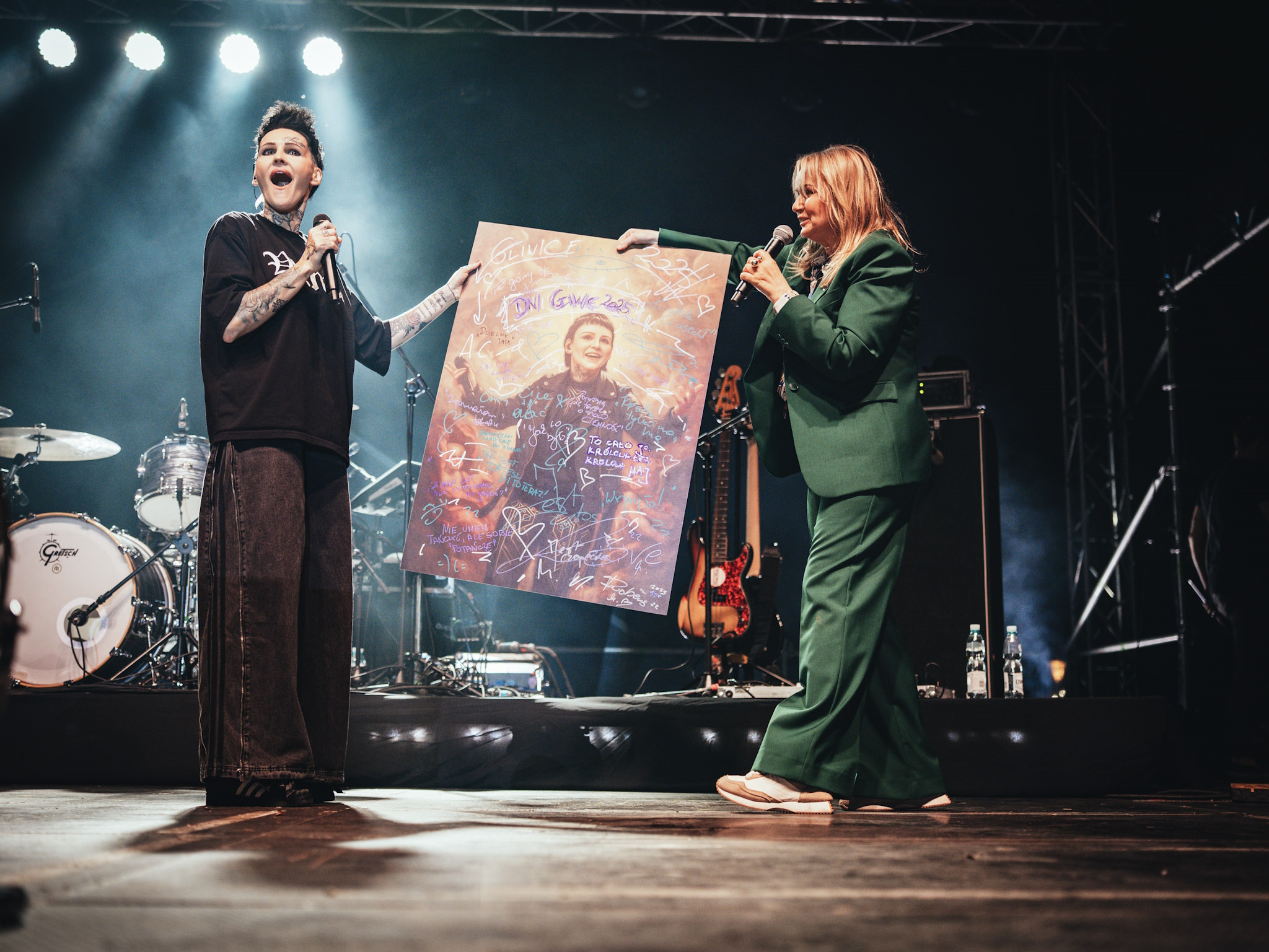 Fot. Mosquidron Agnieszka Chylińska odbierająca prezent od prezydent Gliwic
