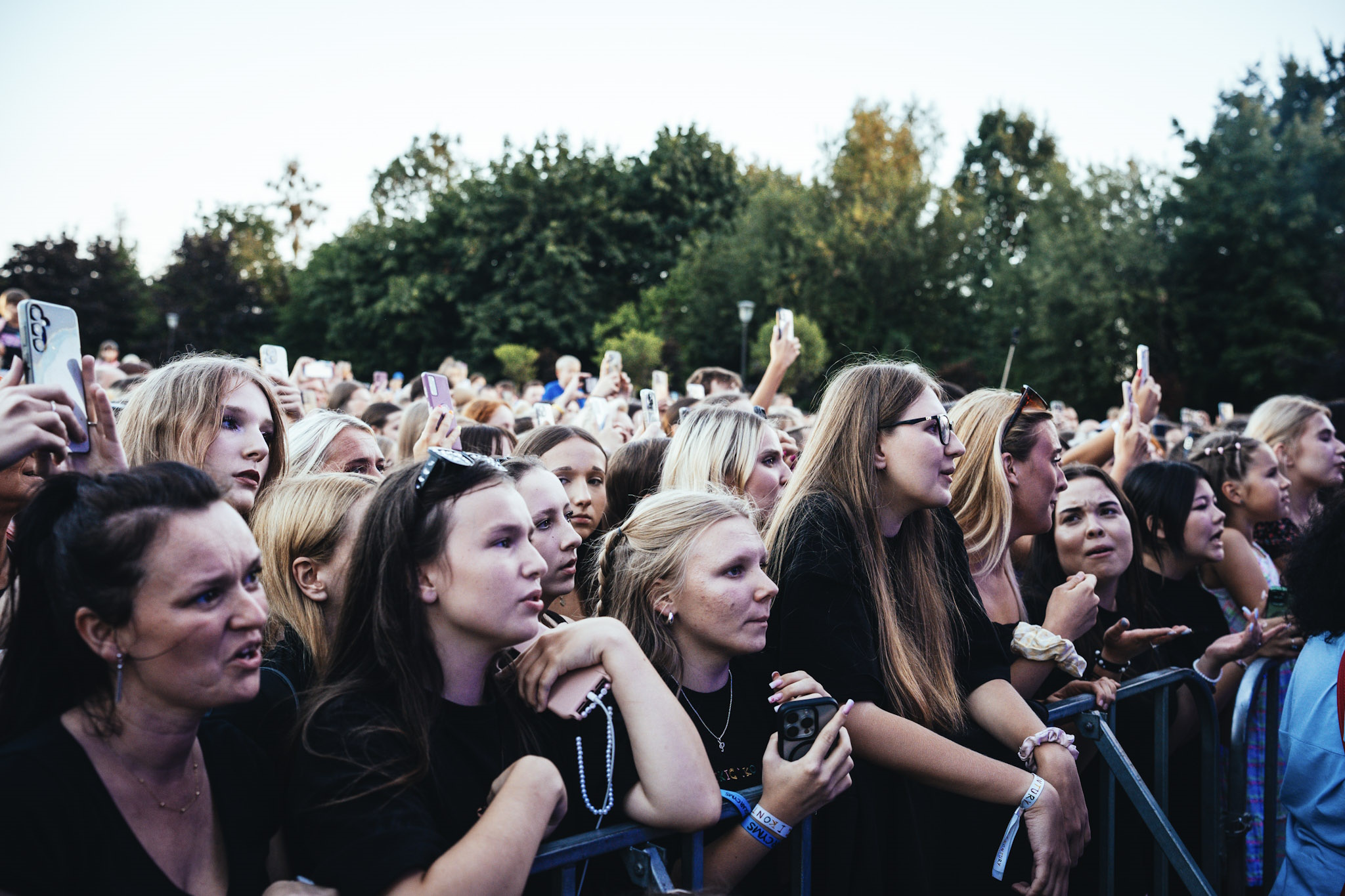 Fot. Mosquidron Nastolatki bawiące się przed sceną