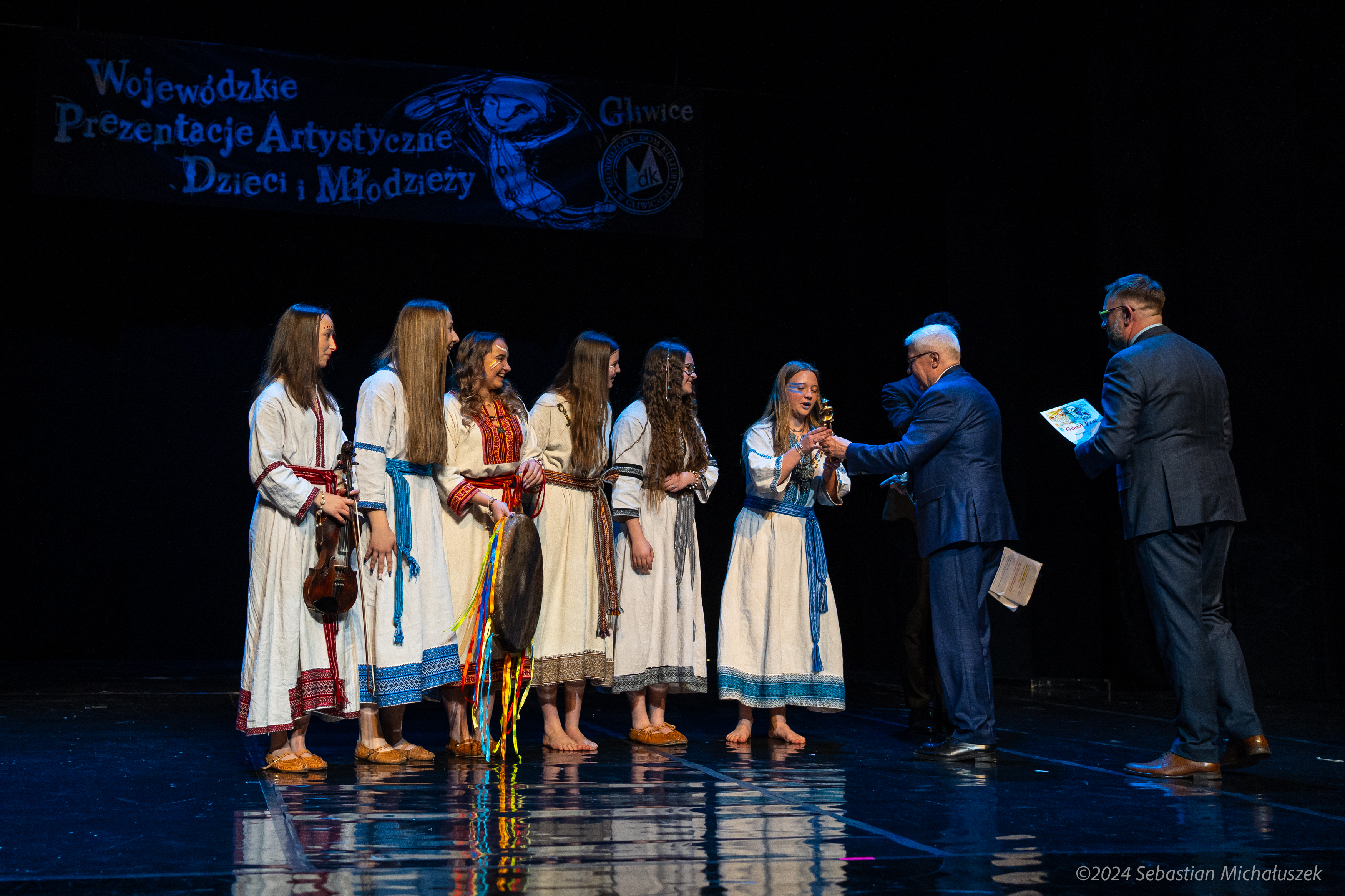 Prezydent Gliwic Adam Neumann wręczający nagrodę Grupie Śpiewu Tradycyjnego „Sojki”