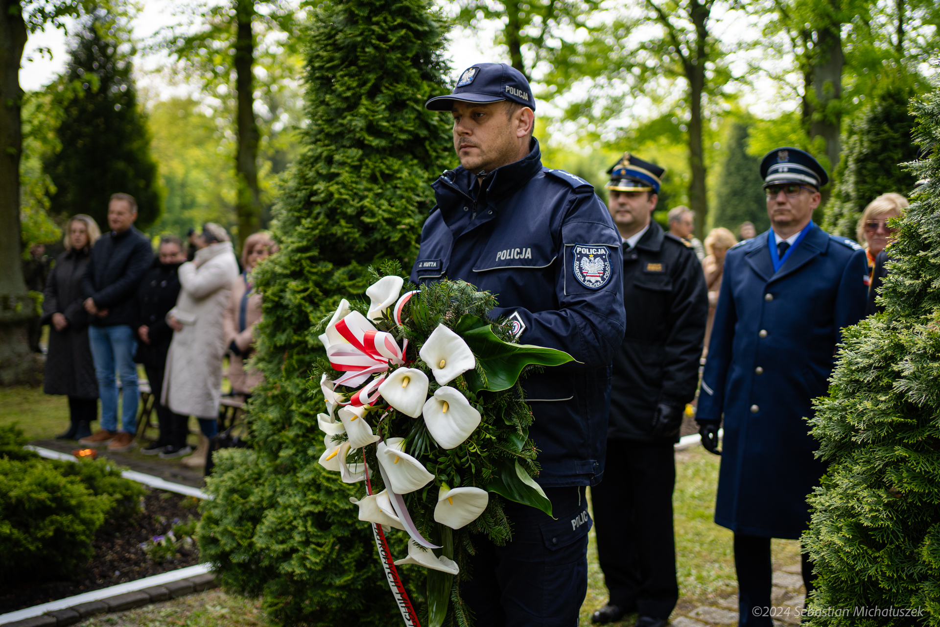Policjanci składający kwiaty