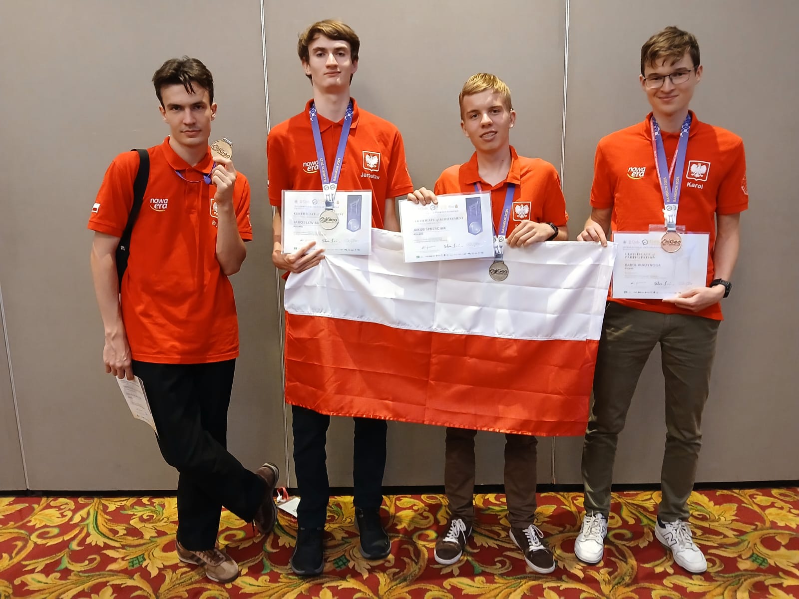 Fot. materiały organizatora czterech chłopców z flagą Polski