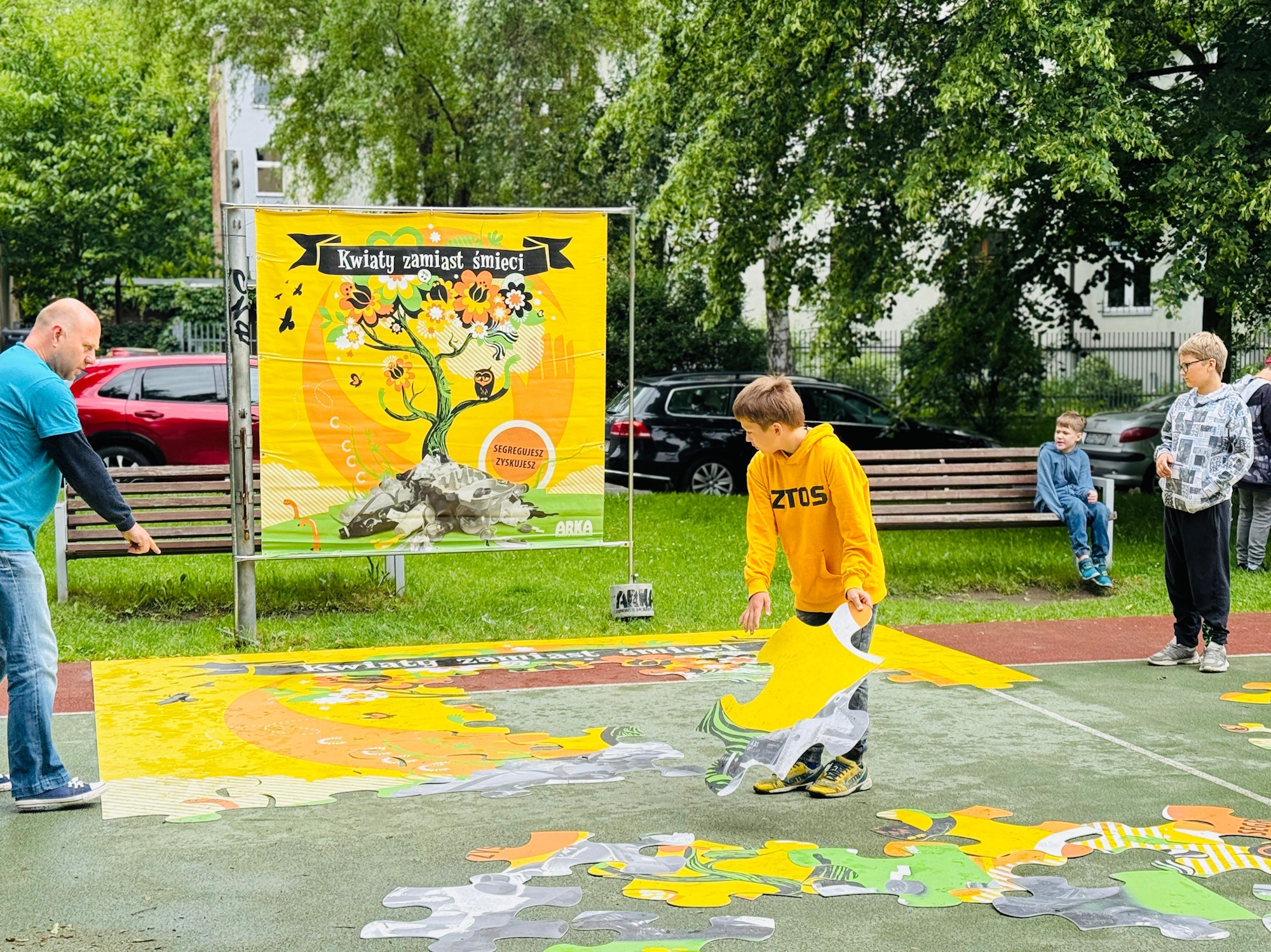 Fot. UM Gliwice dziecko ubrane na żółto przy zabawie