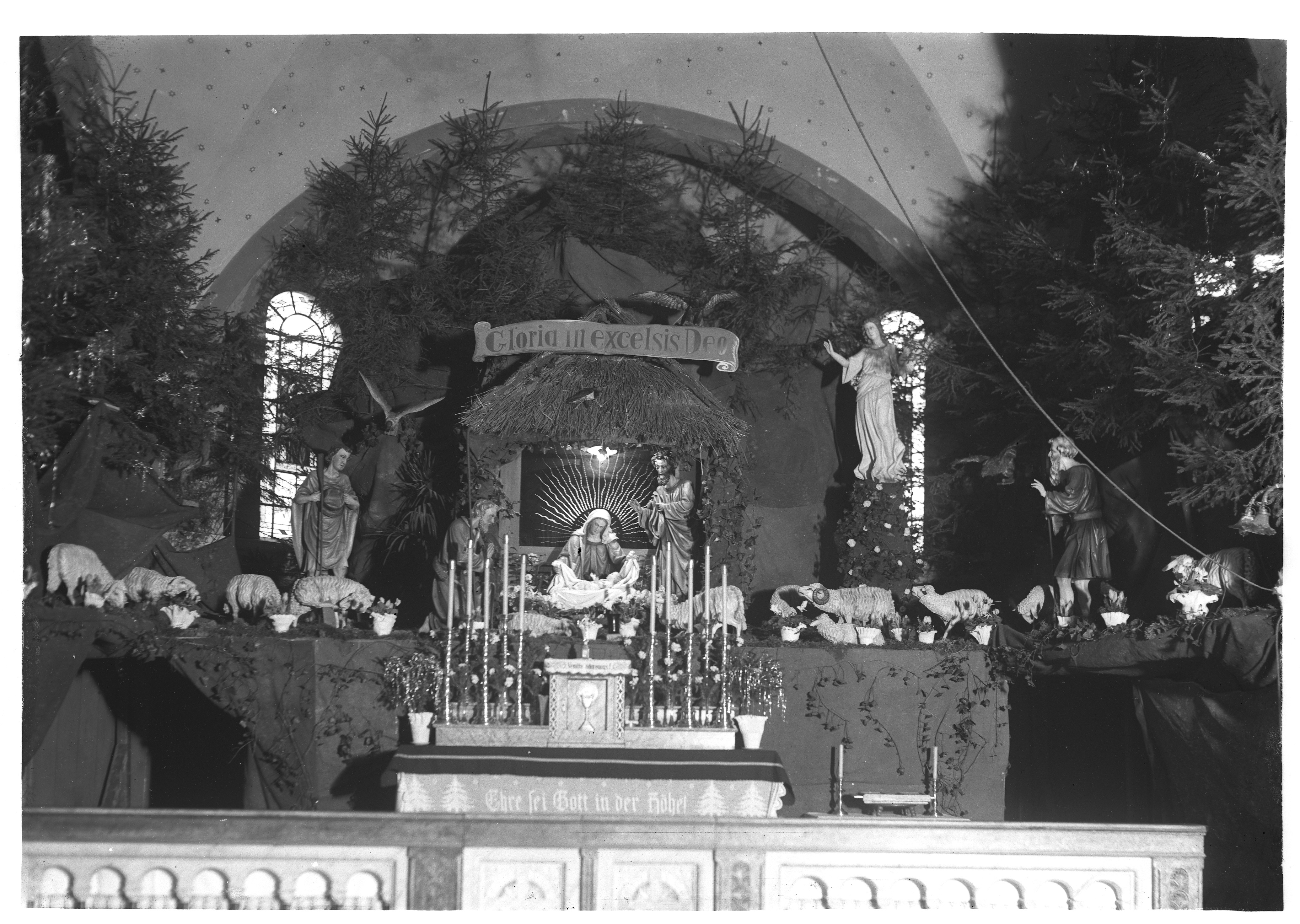 Stajenka w kościele oo. redemptorystów w Gliwicach (1920–1930). Fot. Paul Schau. Ze zbiorów Muzeum w Gliwicach stajenka w kościele