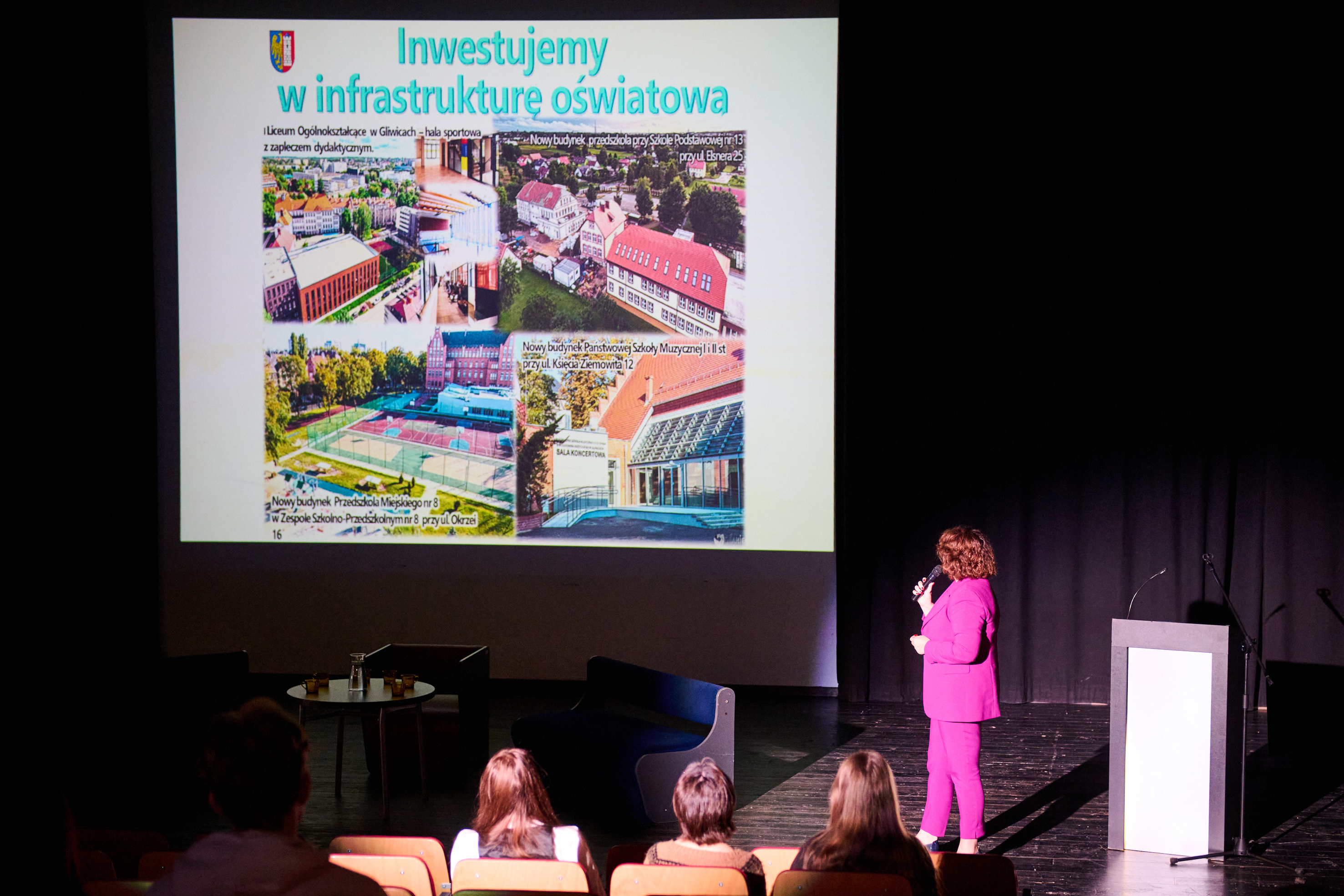 Fot. M.Buksa/UM Gliwice Zastępczyni prezydenta Gliwic Ewa Weber podczas prezentacji na scenie