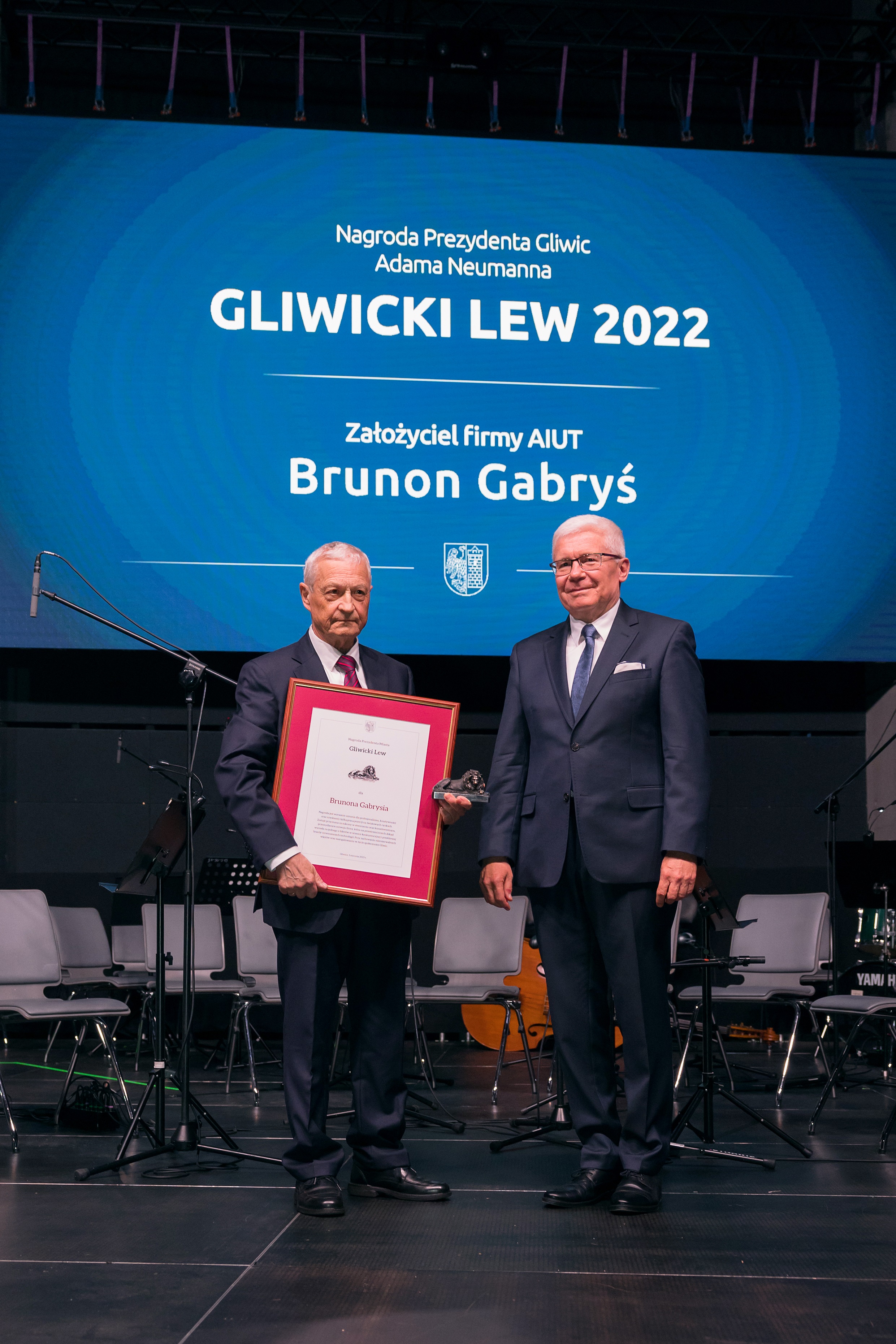 Fot. D. Nita-Garbiec/ UM w Gliwicach Brunon Gabryś pozujący z Prezydentem Gliwic, Adamem Neumannem