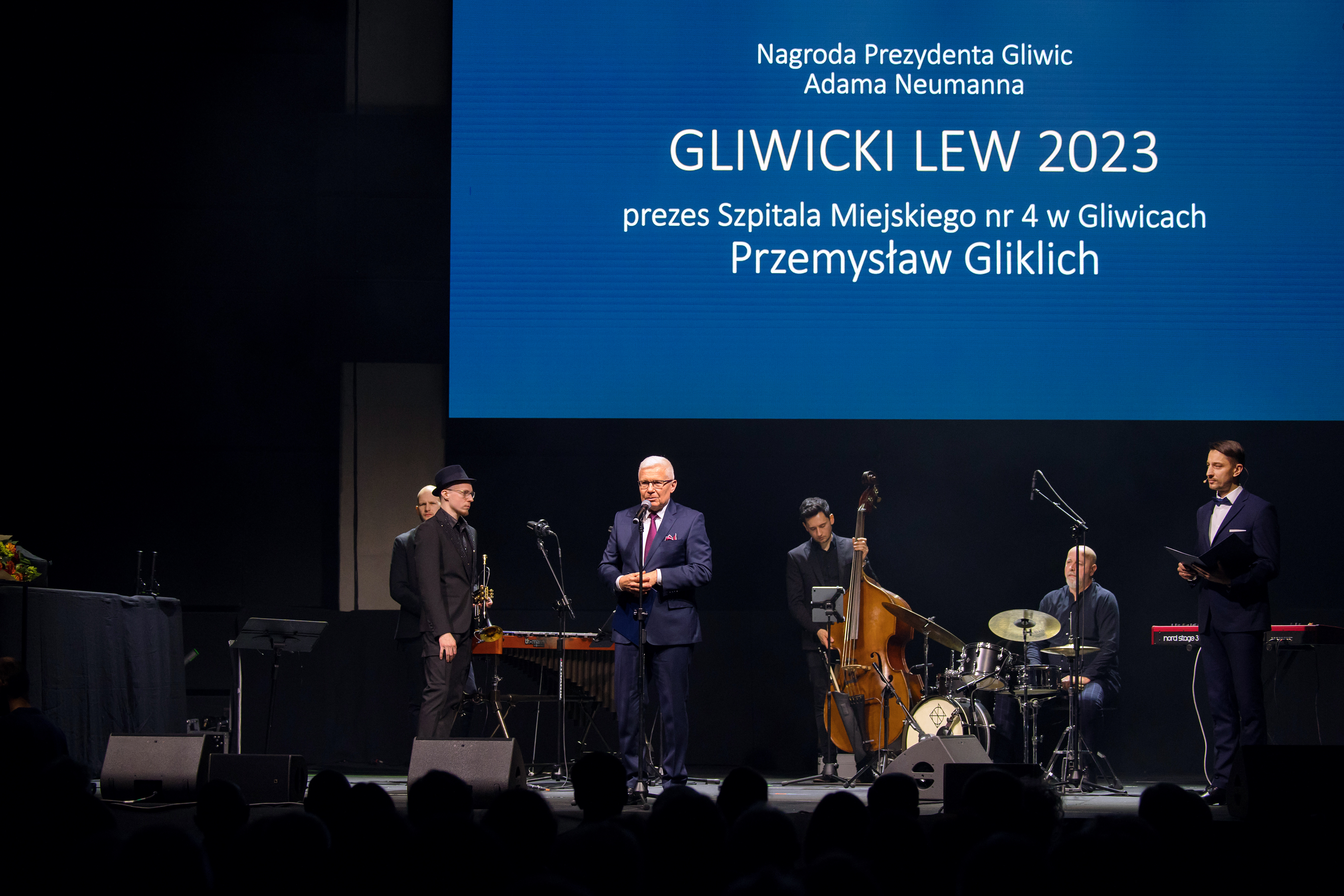 Fot. D. Nita-Garbiec/UM w Gliwicach Prezedent, prowadzący galę i zespół muzyczny na scenie