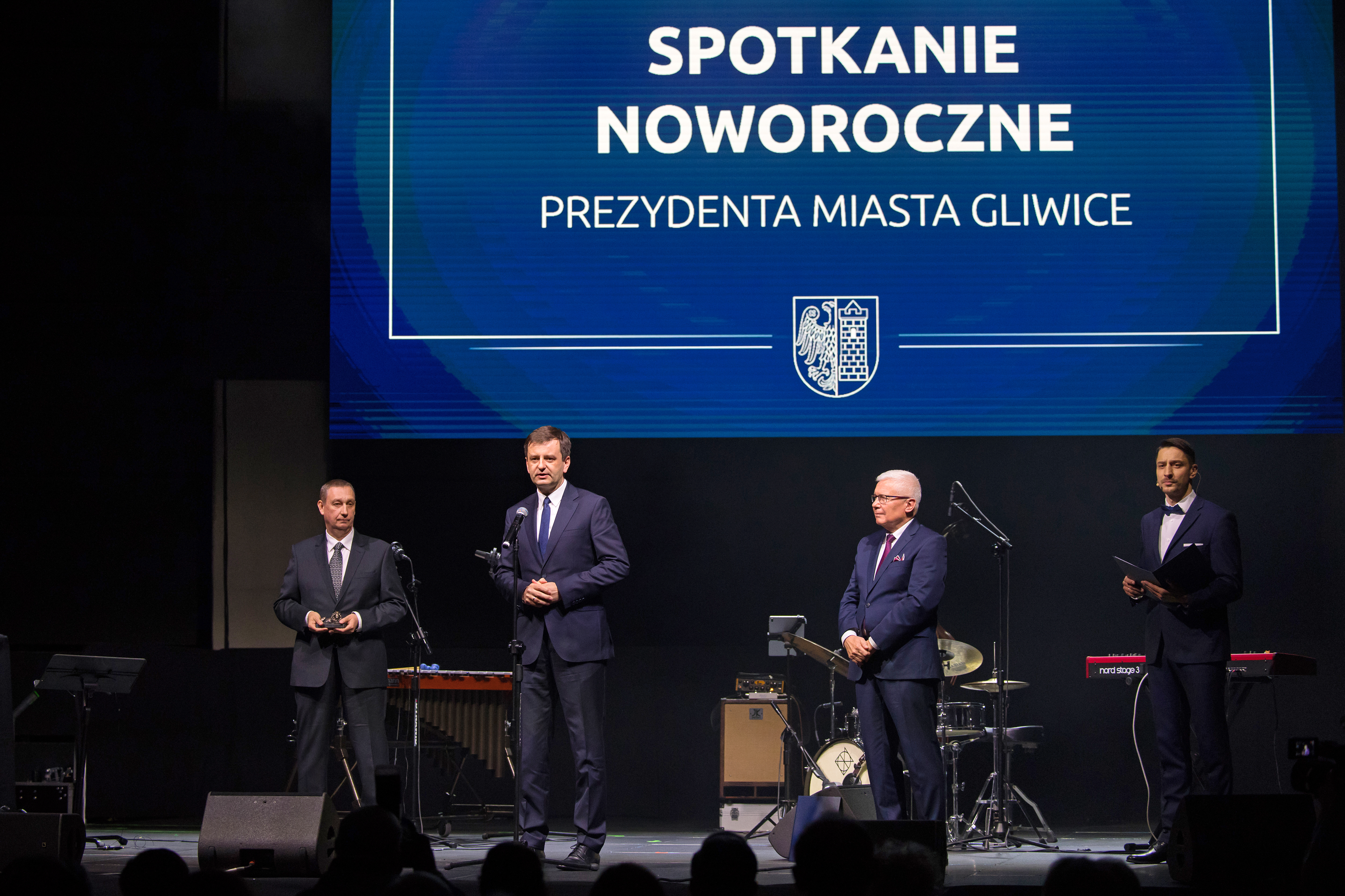 Fot. D. Nita-Garbiec/UM w Gliwicach Na scenie: P. Gliklich, M. Śpiewok, A. Neumann, prowadzący galę