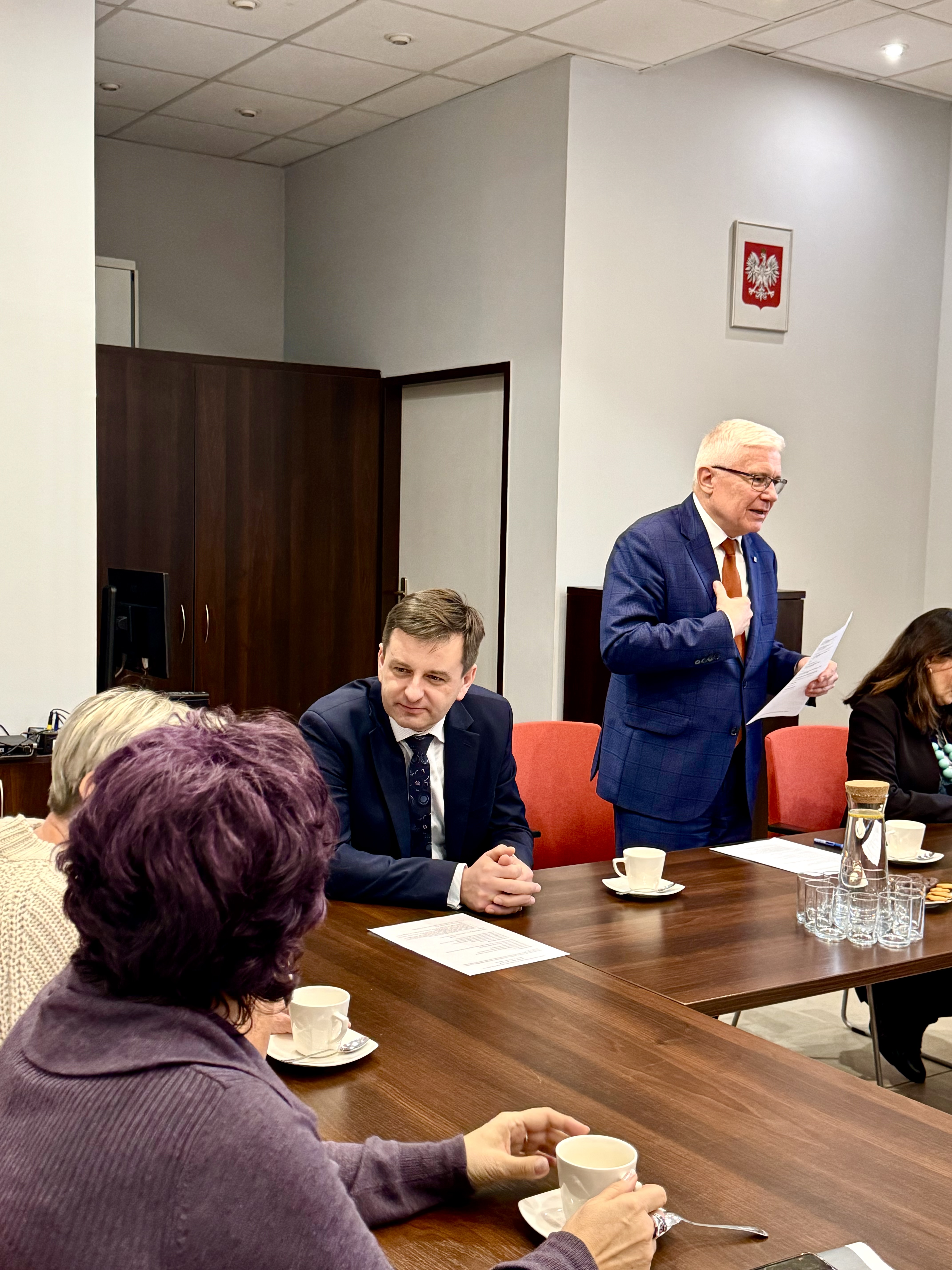 Fot. UM w Gliwicach Prezydent Gliwic, Adam Neumann i jego zastępca Mariusz Śpiewok rozmawiający z seniorami