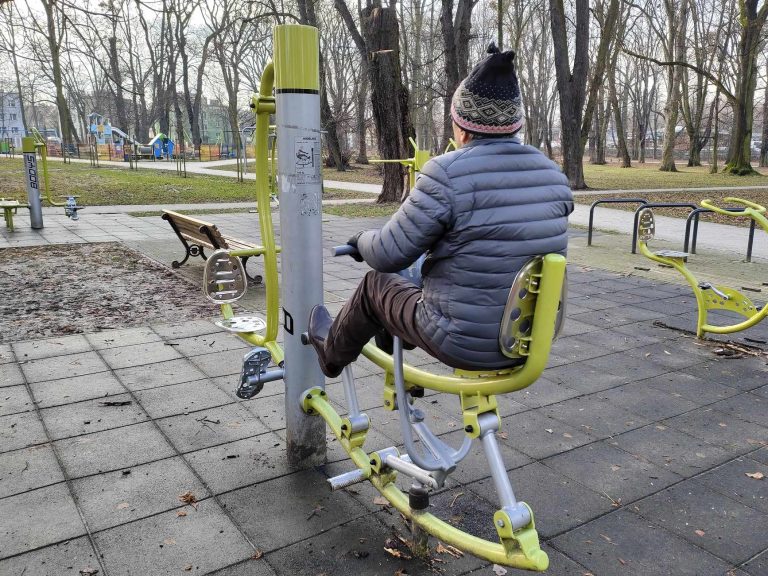 Fot. materiały MZUK człowiek ćwiczy na siłowni plenerowej