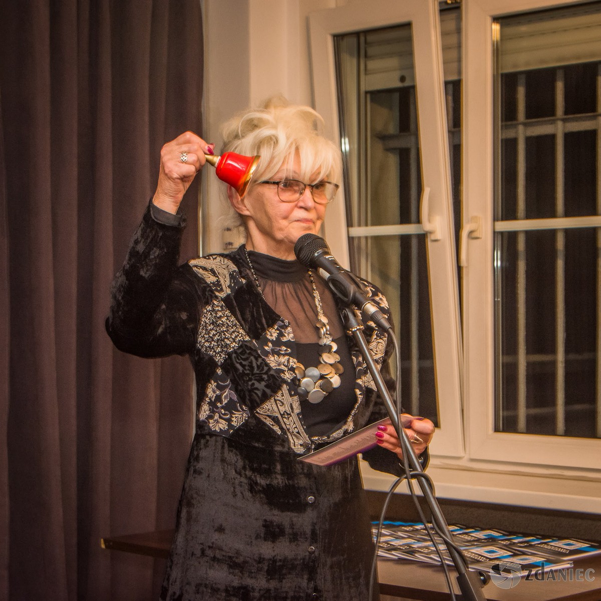 fot. Z. Daniec Anna Zawisza-Kubicka przy mikrofonie