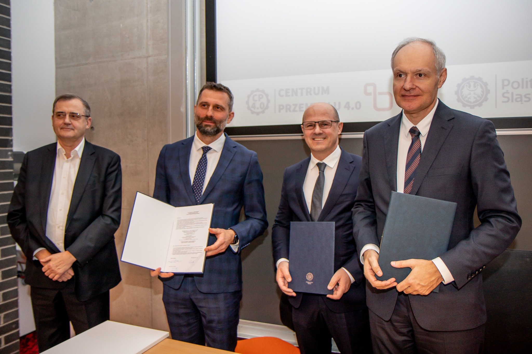sygnatariusze porozumienia z partnerami strategicznymi z obszaru przemysłu w ramach Centrum Przemysłu Politechniki Śląskiej