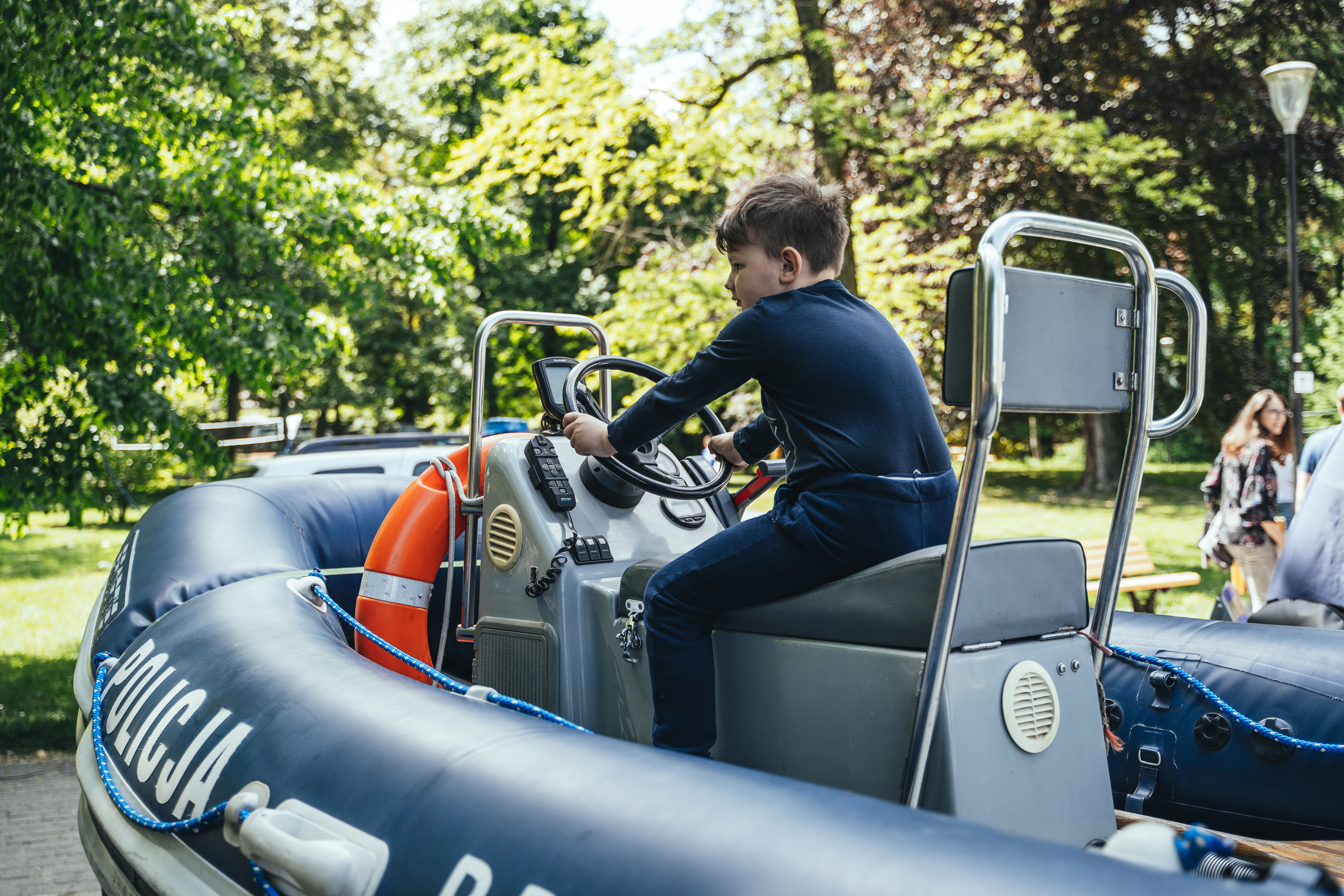 chłopiec w łodzi policyjnej