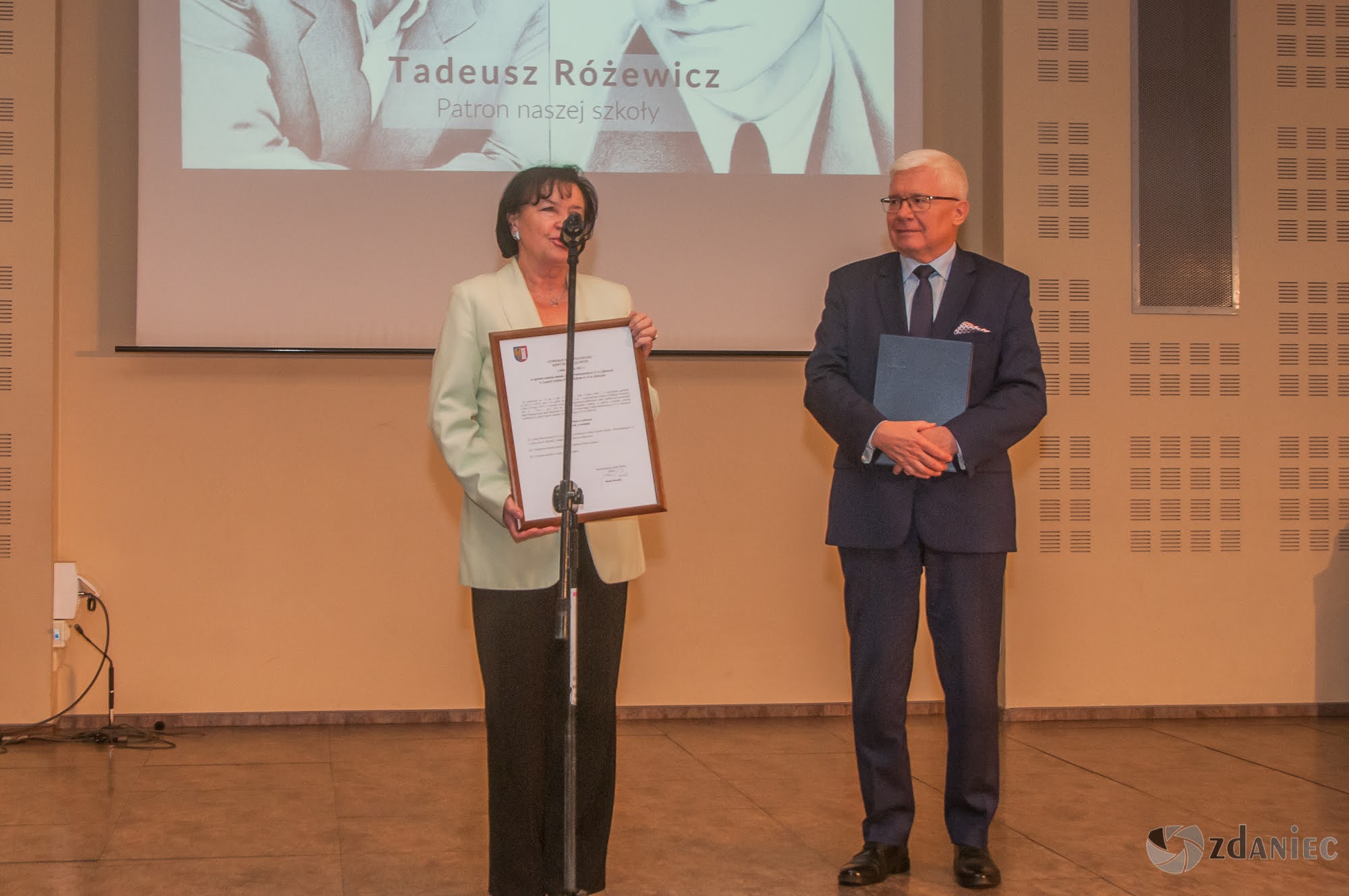 Uroczystość nadania imienia Tadeusza Różewicza Szkole Podstawowej nr 23 w Gliwicach foto: Z. Daniec