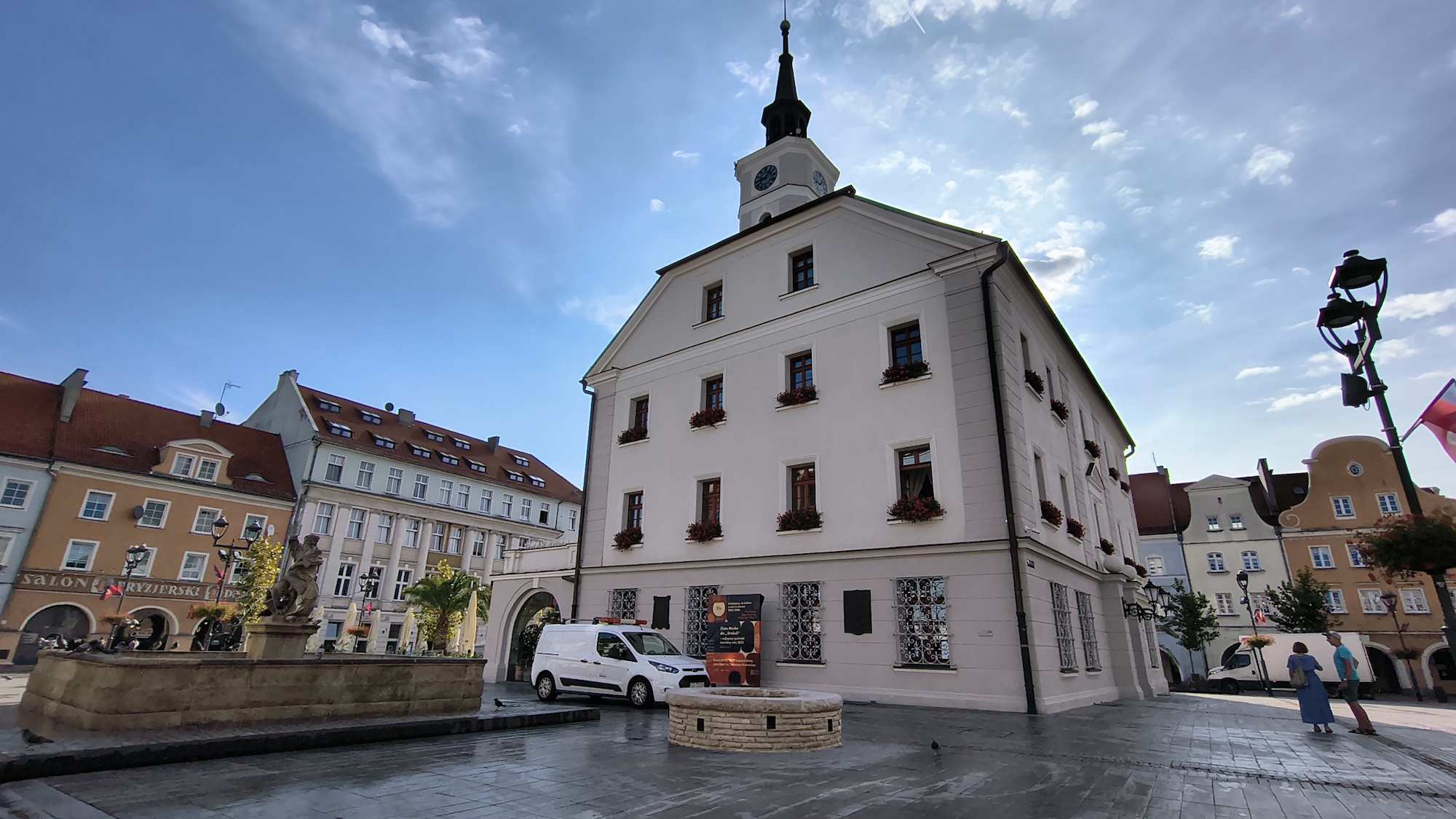 Rynek, ratusz i studnia
