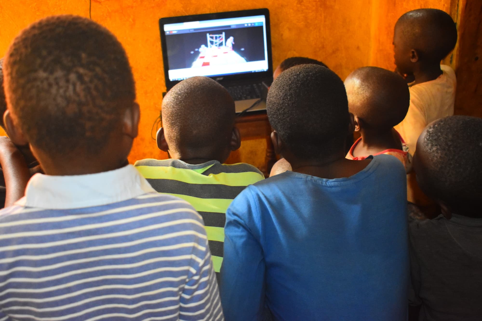dzieci oglądają spektakl na ekranie