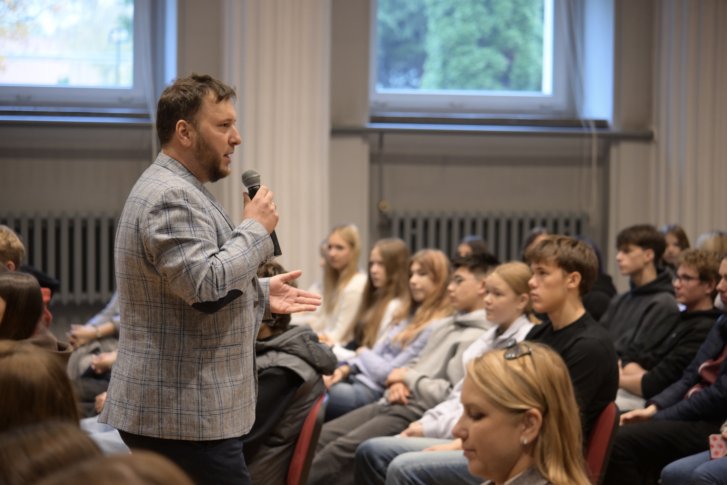 Policjant mówiący do młodzieży