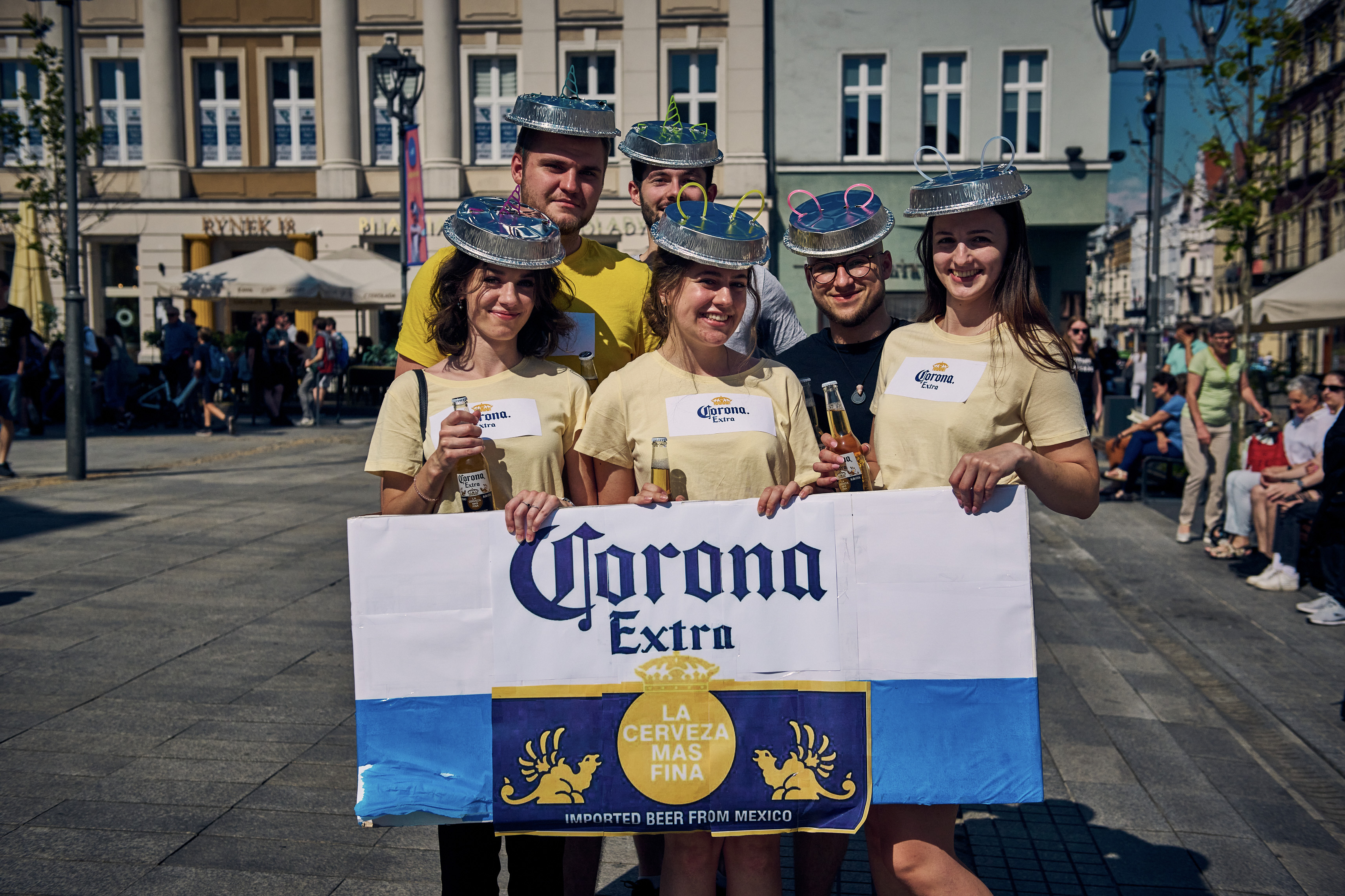 Studenci przebrani za sześciopak piw