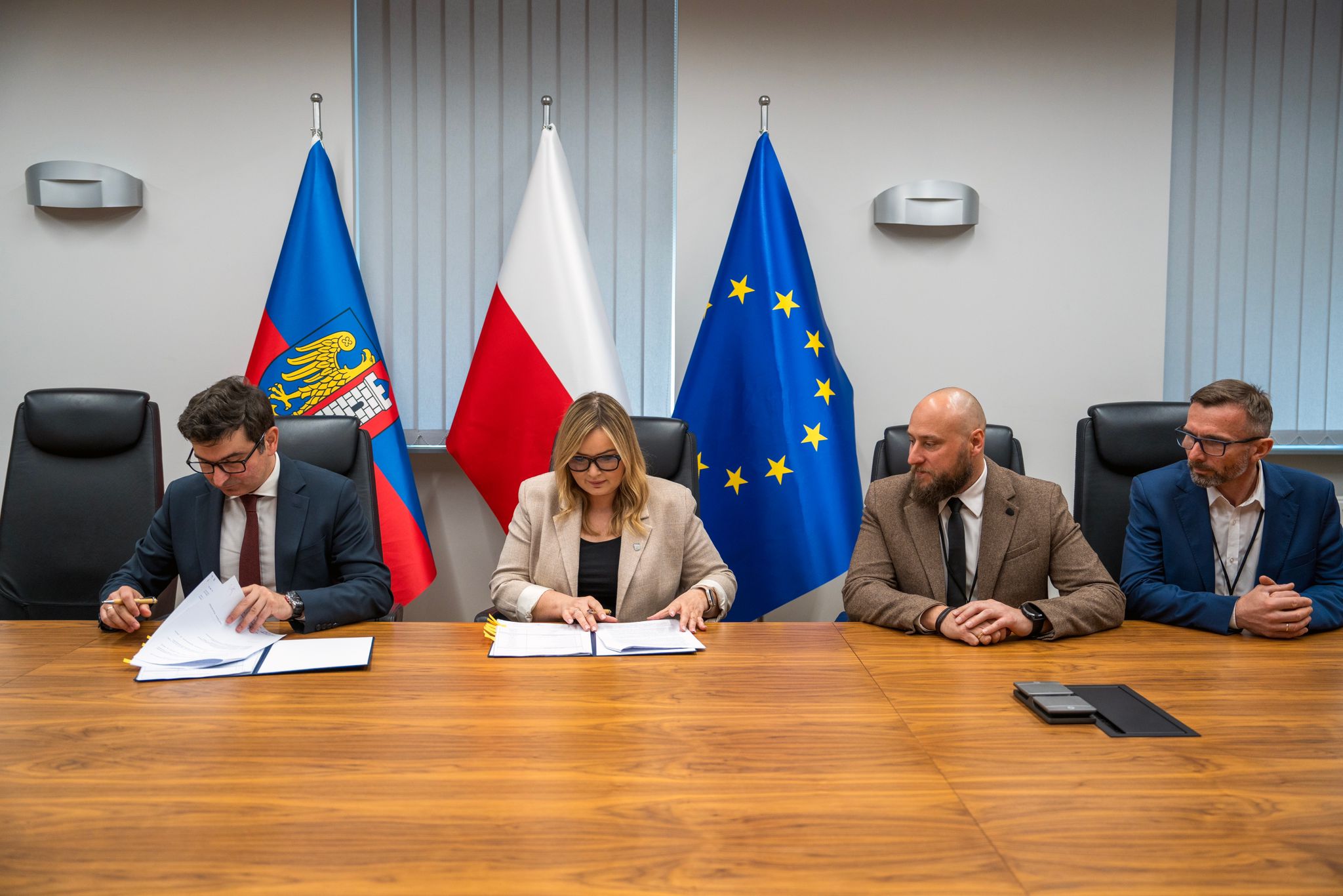 kobieta i mężczyźni