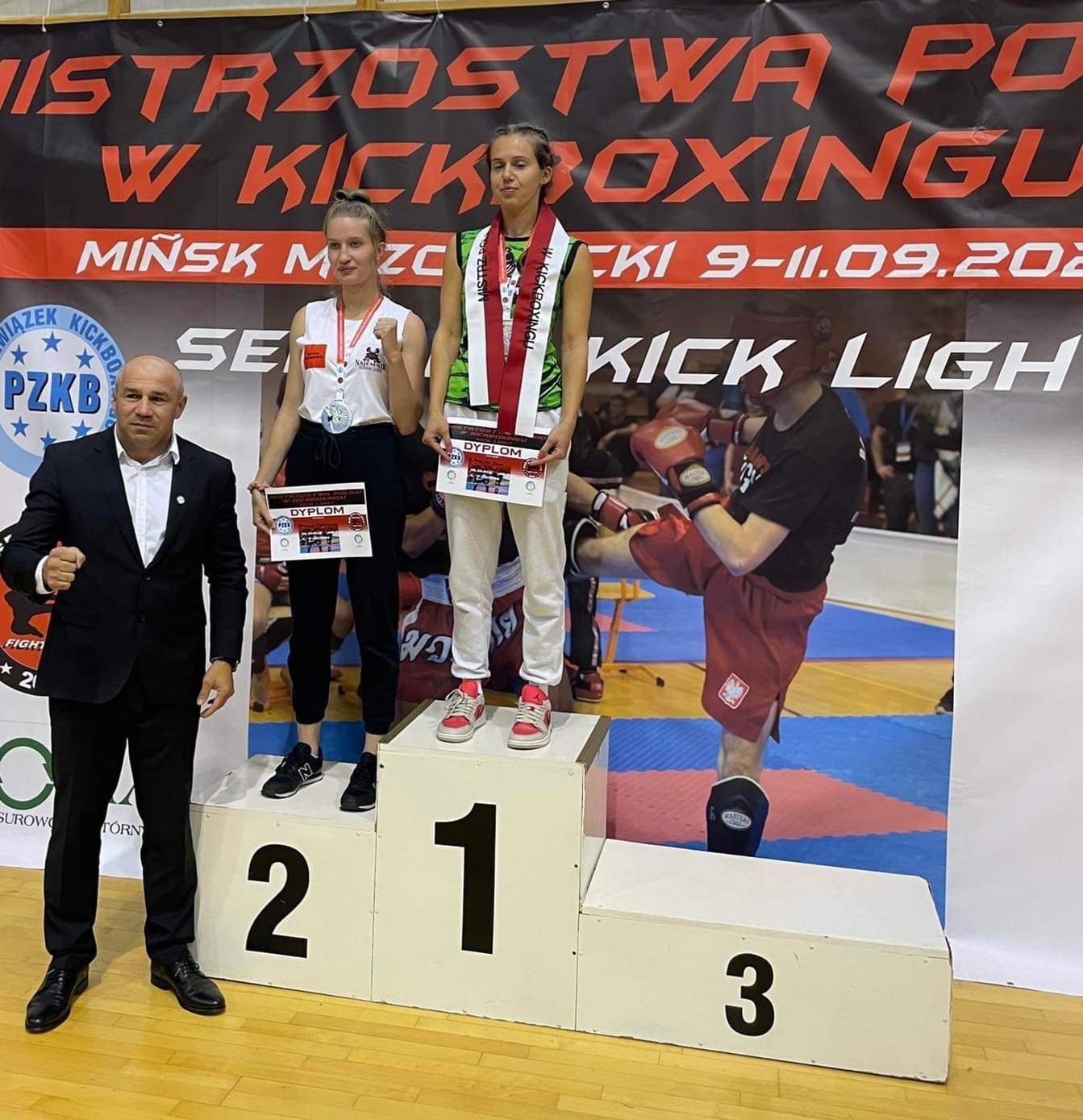 zawodniczki Najemnika z medalami