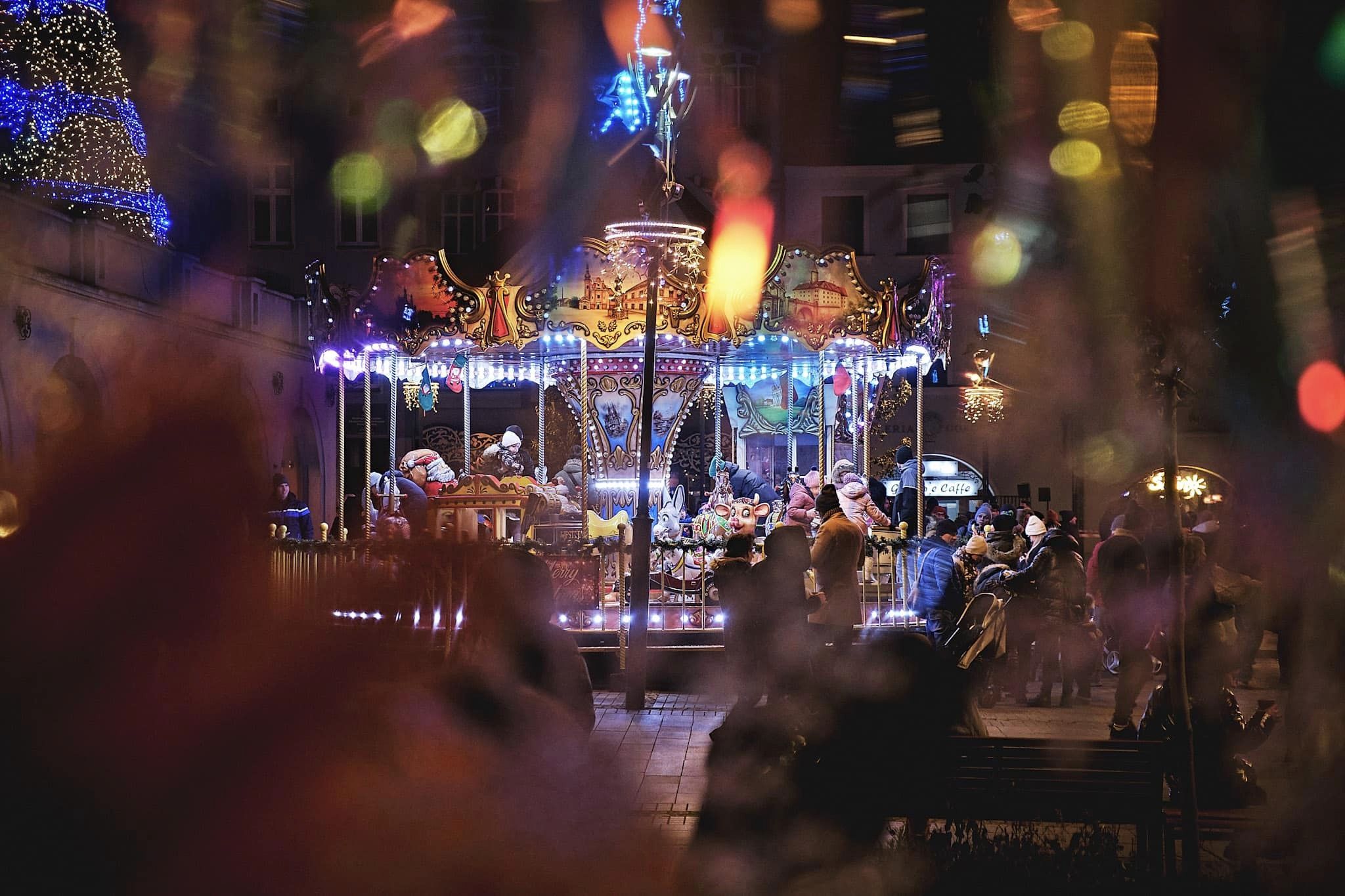 Karuzela wiedeńska zza świątecznych lampek