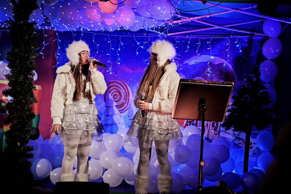 Dwie dziewczyny śpiewające świąteczne piosenki
