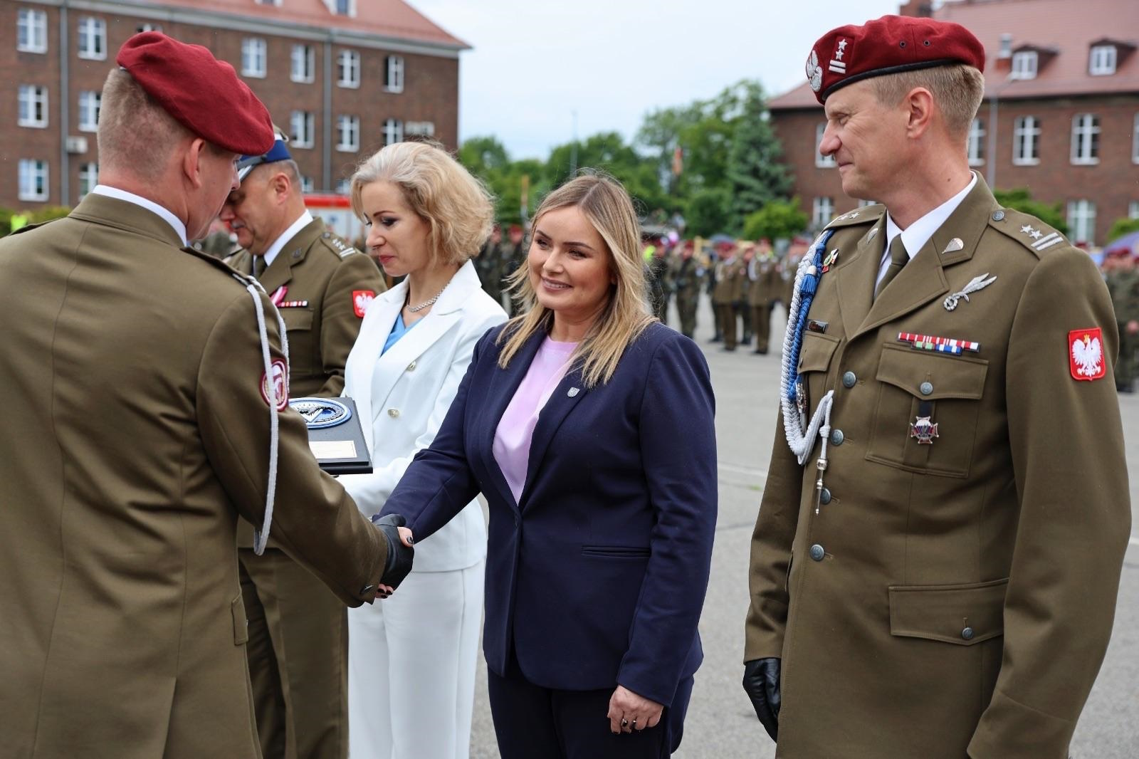 prezydent Gliwic i żołnierze odbierają gratulacje