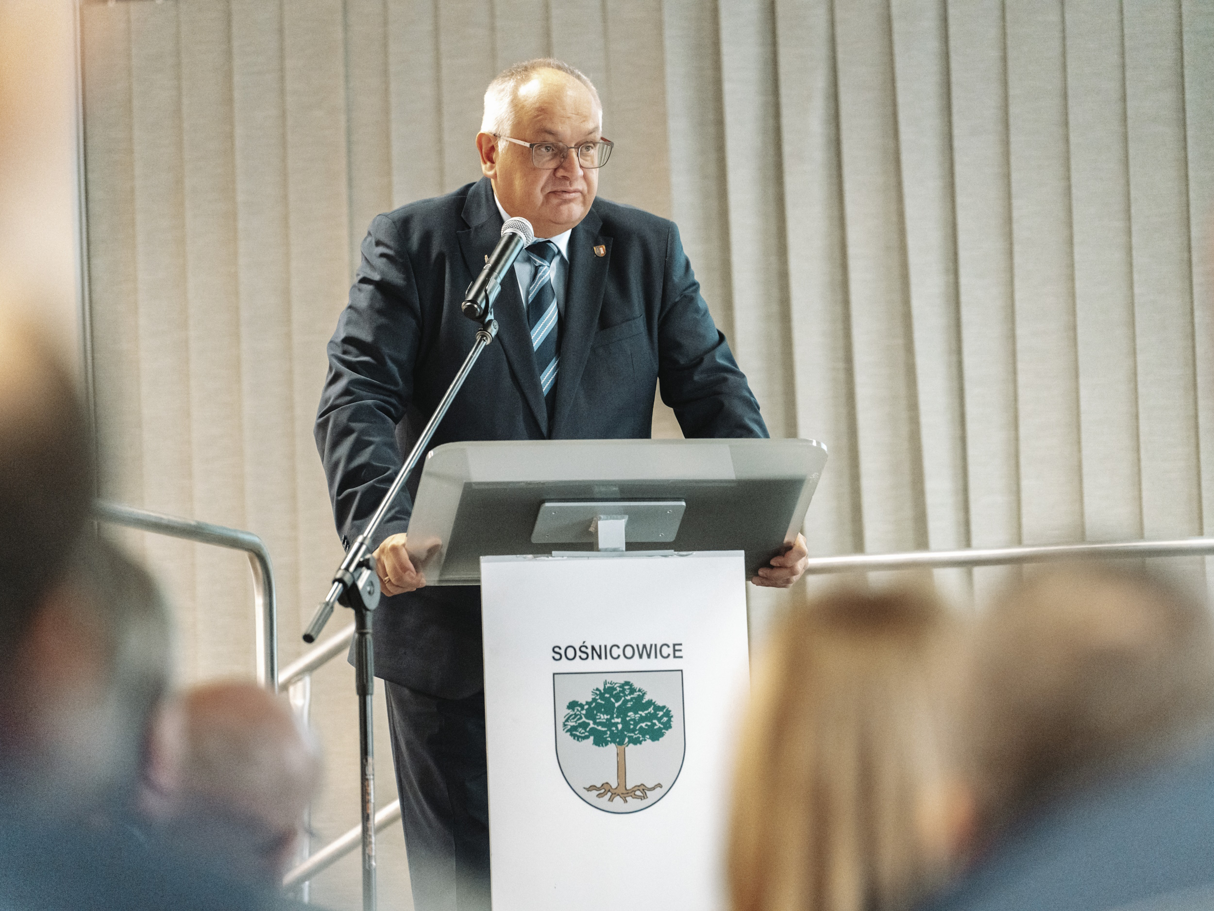 Fot. Mosquidron/ UM w Gliwicach zastępca prezydent Gliwic Jarosław Zięba przemawiający do gości