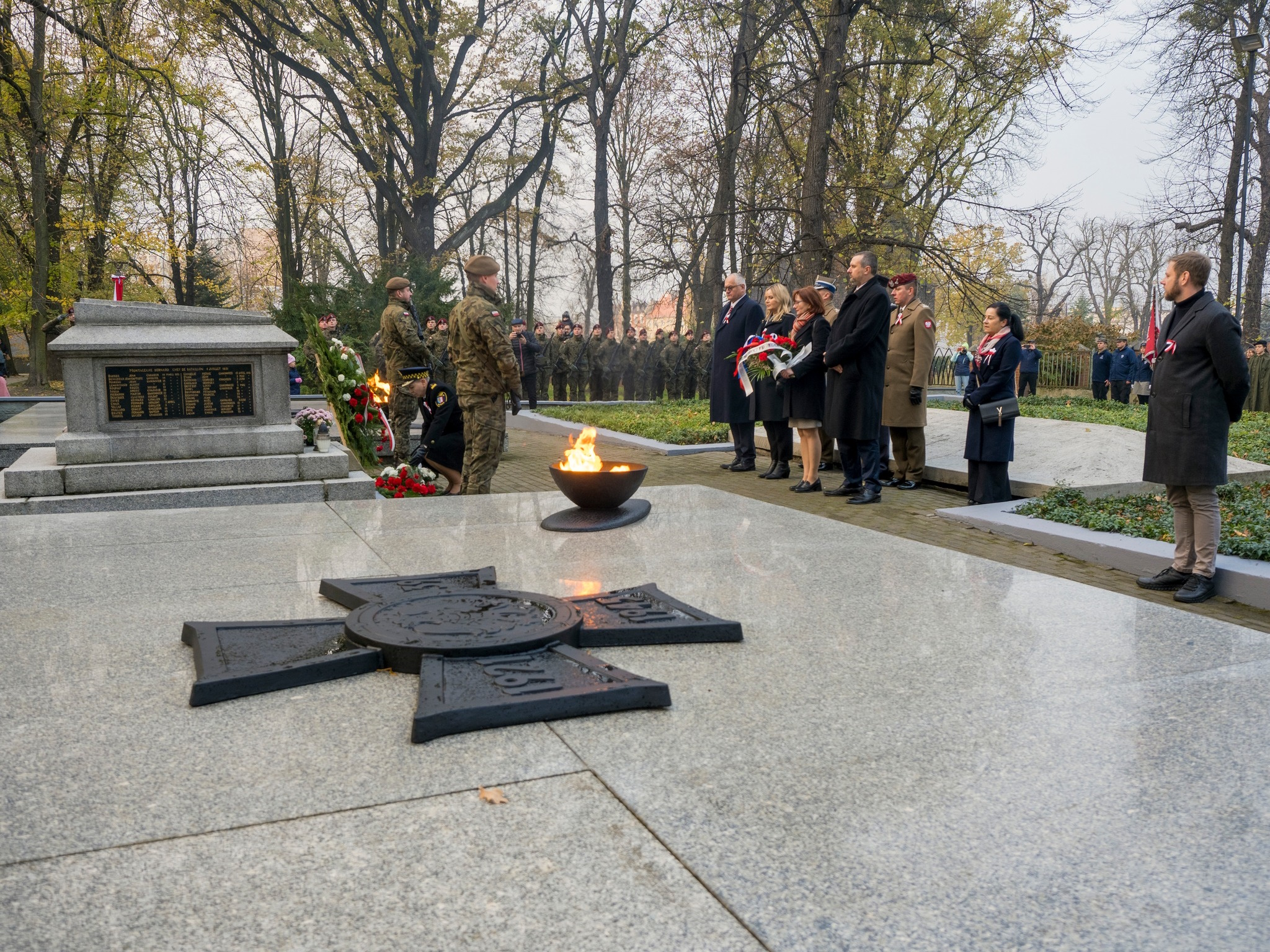 Składanie kwiatów pod pomnikiem