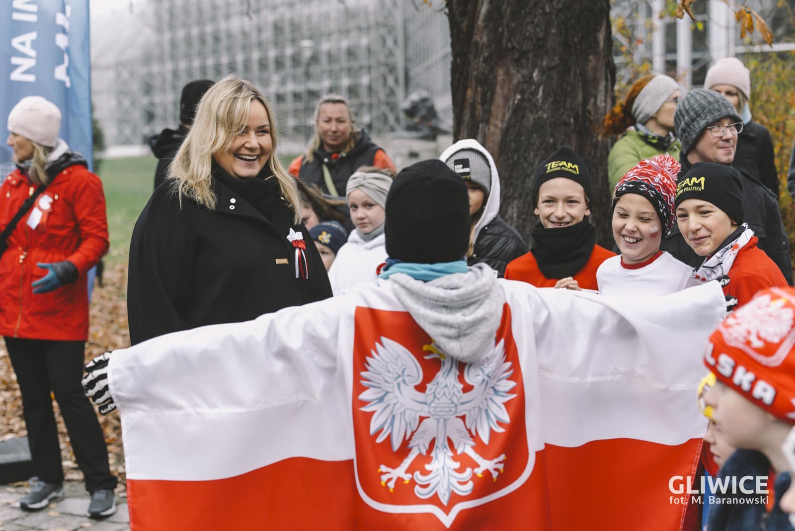 Prezydent z dziećmi, dzieci w biało-czerwonych barwach