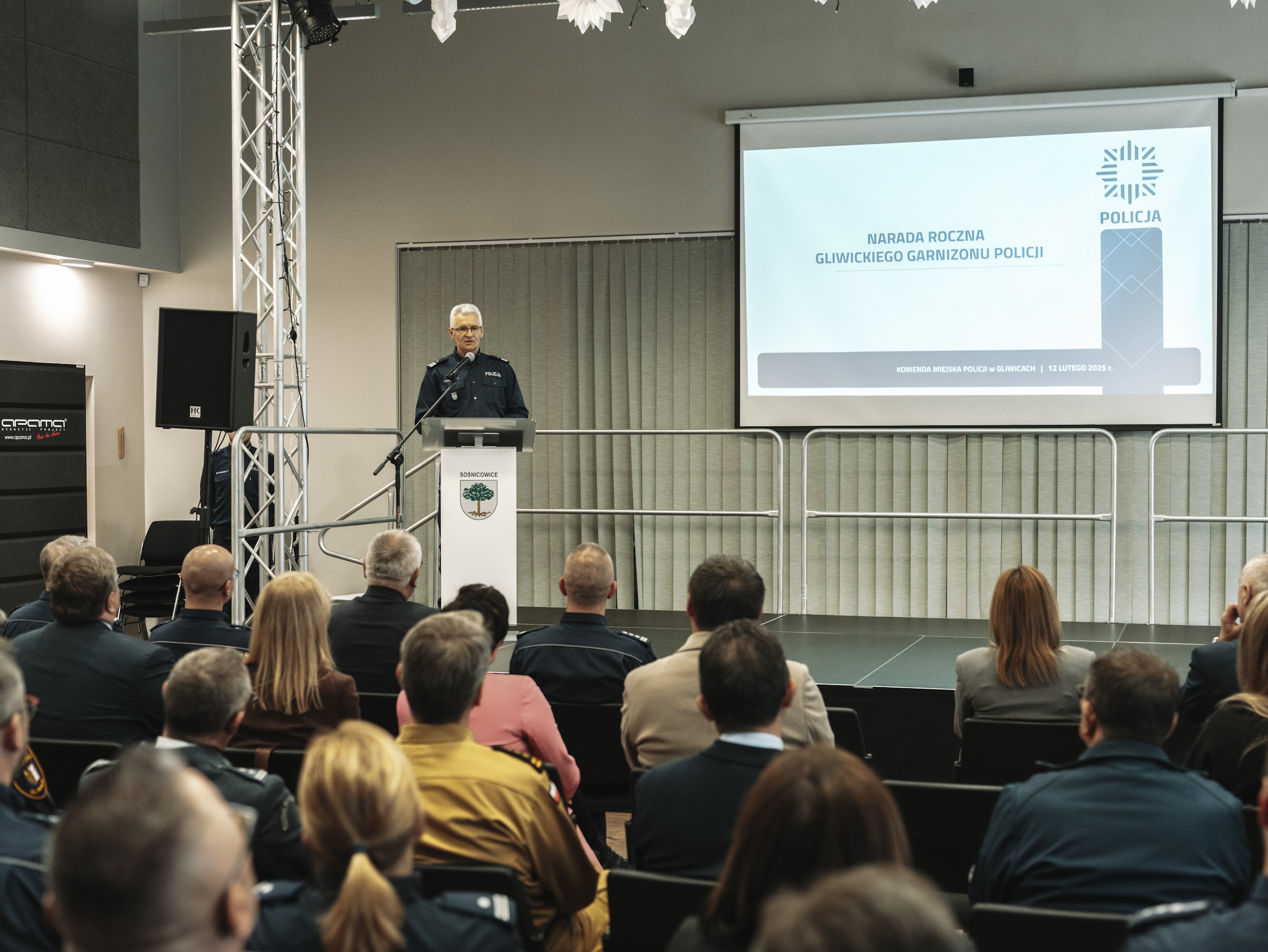 Fot. Mosquidron/ UM w Gliwicach Komendant Wojewódzki Policji w Katowicach, nadinspektor Mariusz Krzystyniak przemawiający do gości