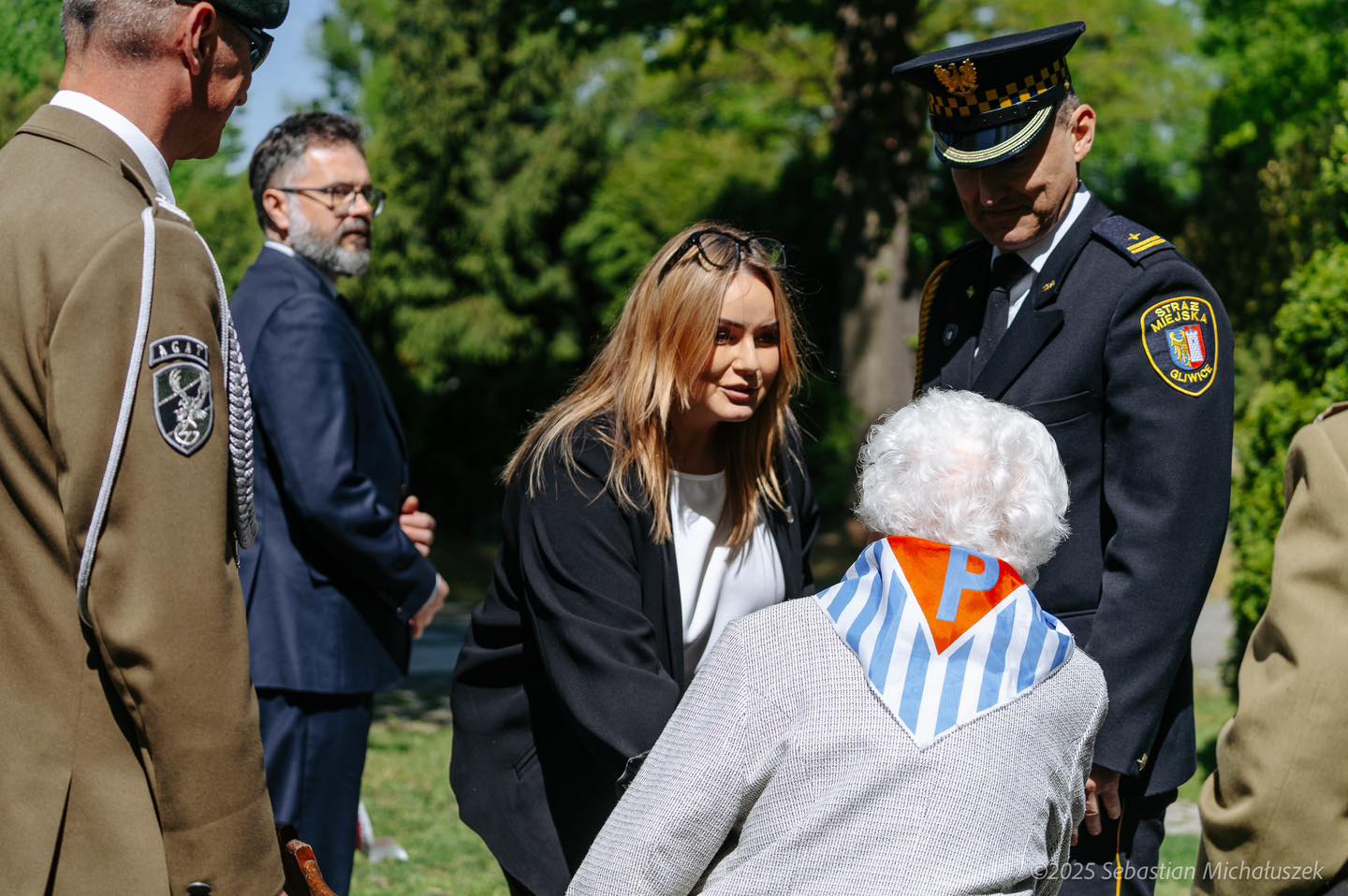 Fot. S.Michałuszek/UM Gliwice prezydent Gliwic składa uścisk dłoni starszej pani
