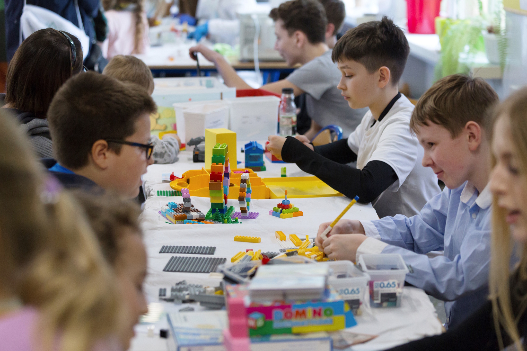 Dzieci układające klocki