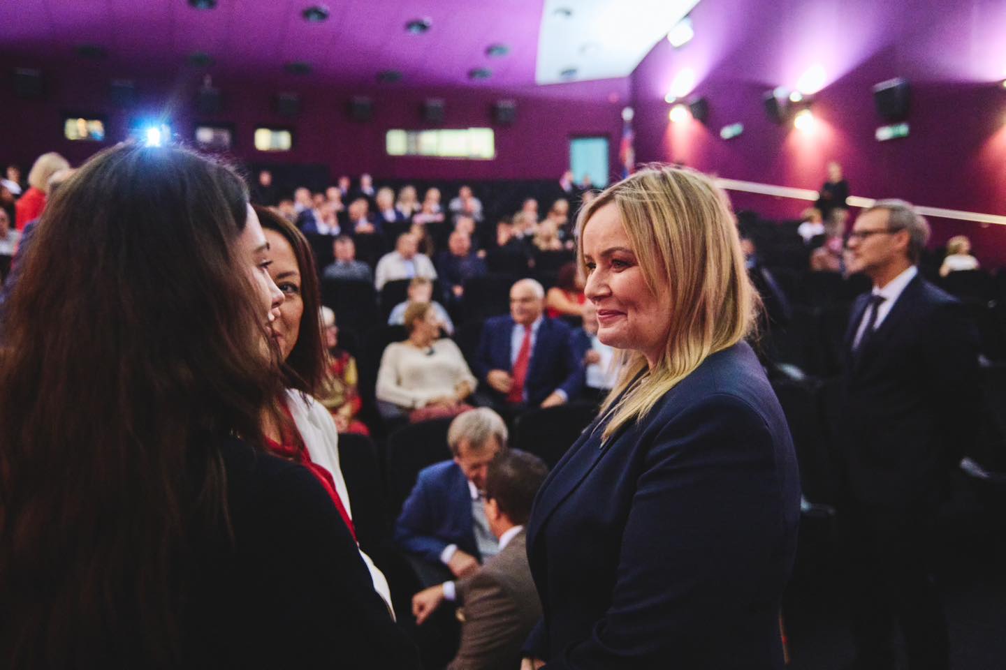 Fot. M.Buksa/UM Gliwice prezydent Gliwic rozmawia z kobietą. W tle inni ludzie