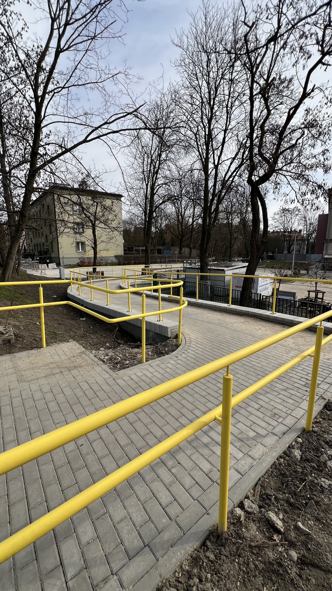 żółte barierki