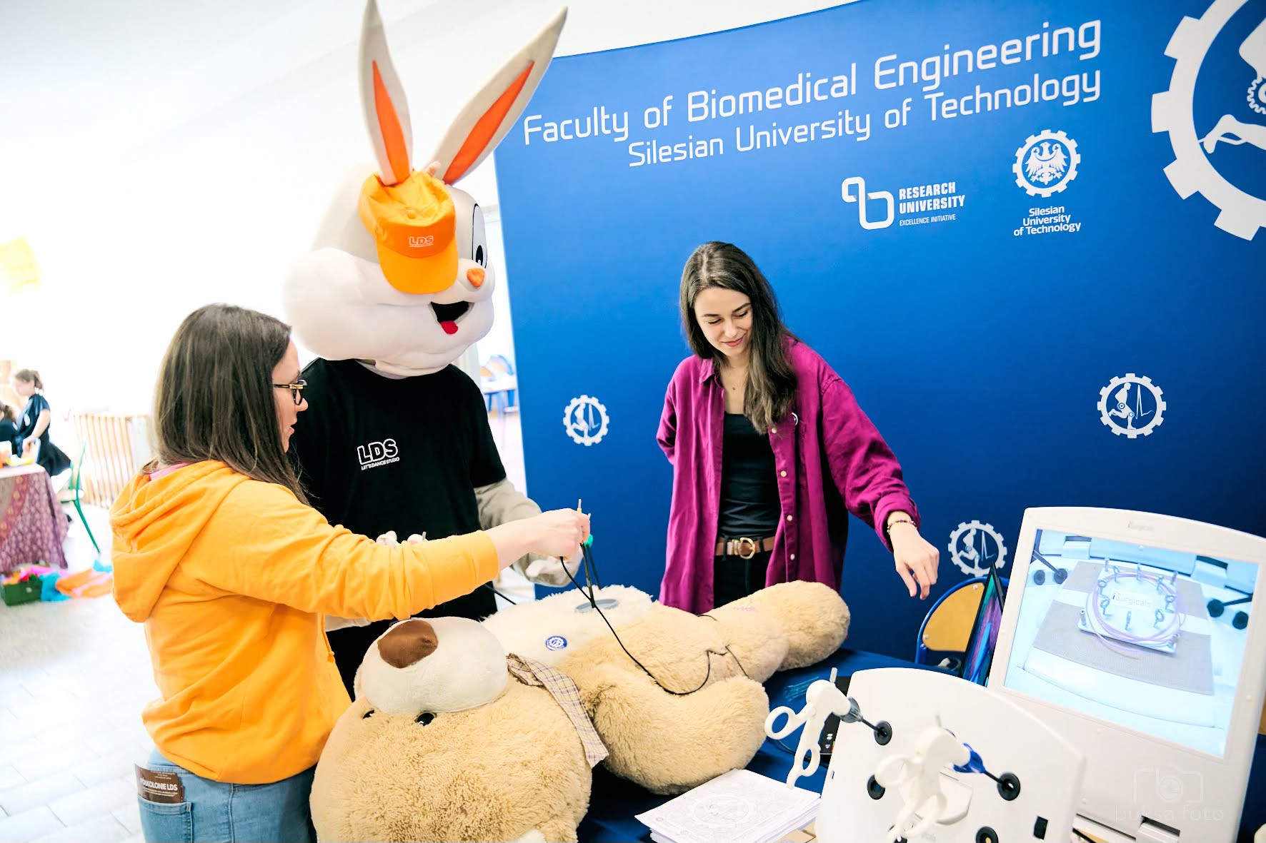 młodzi ludzie przy stoisku