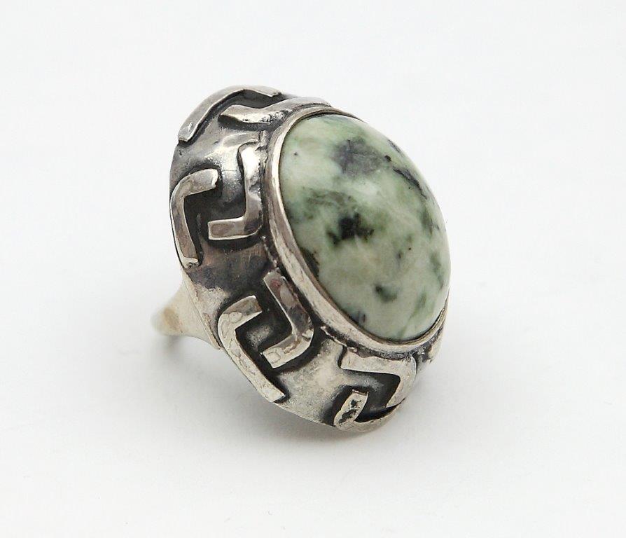 pierścionek z zielonym kamieniem