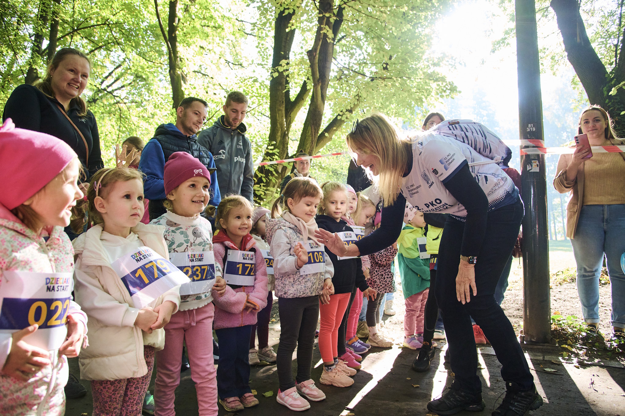 Prezydent Gliwic przybijająca piątki z dziećmi