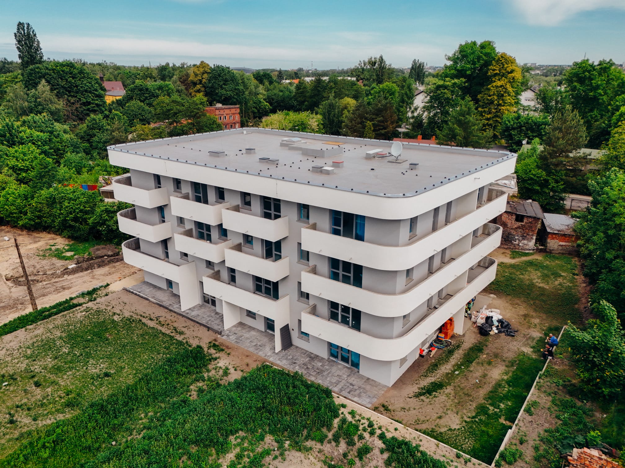 budynek, drzewa