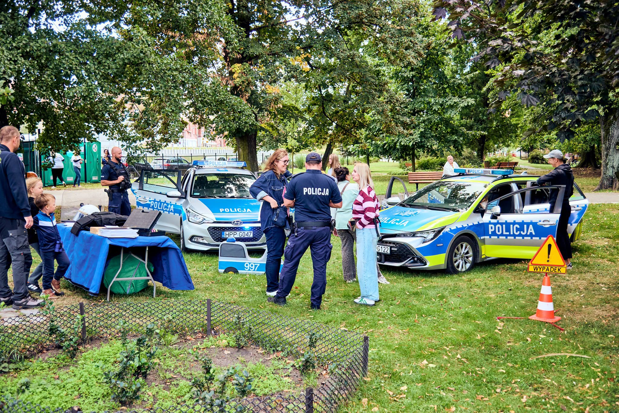 stoisko policyjne w parku