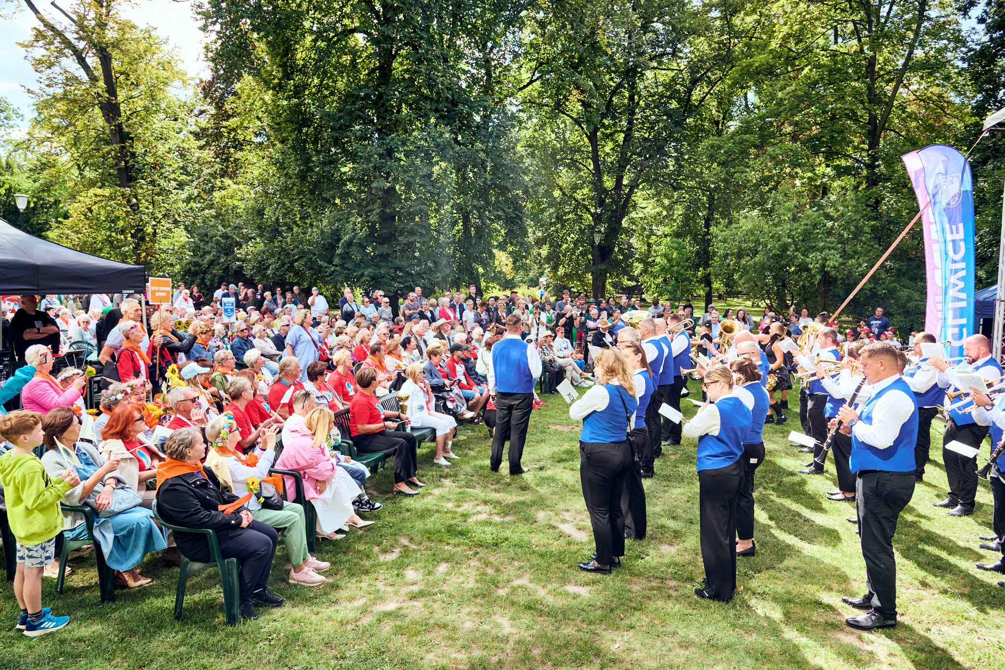 orkiestra i publiczność w Parku Chopina