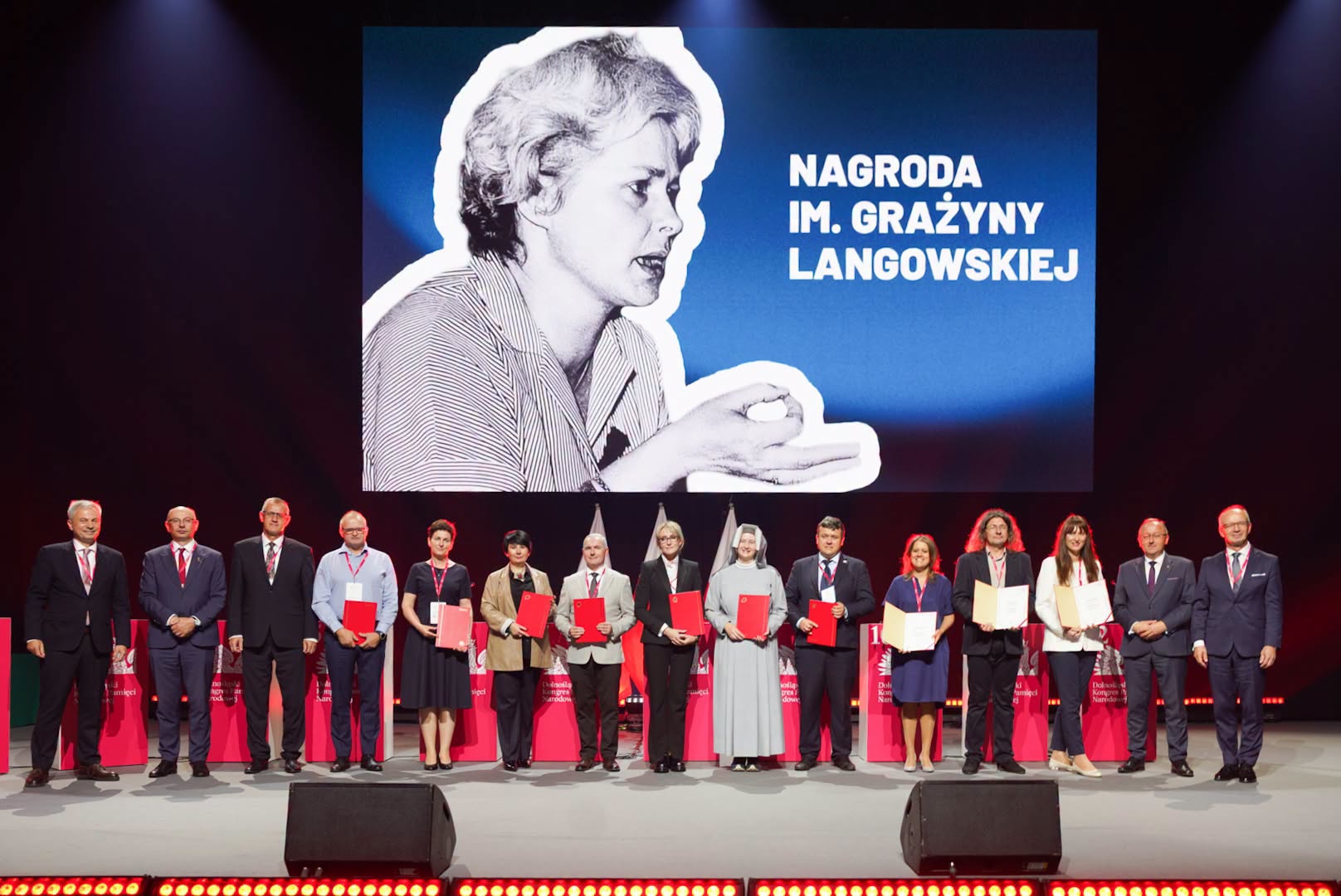 grupa ludzi na scenie