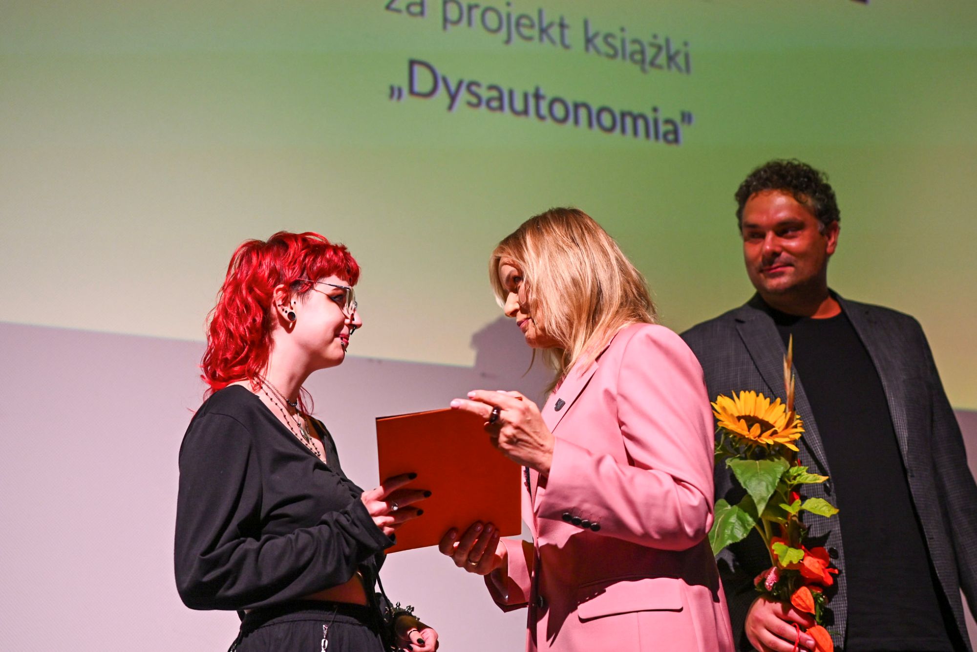 prezydent Gliwic wręcza nagrodę