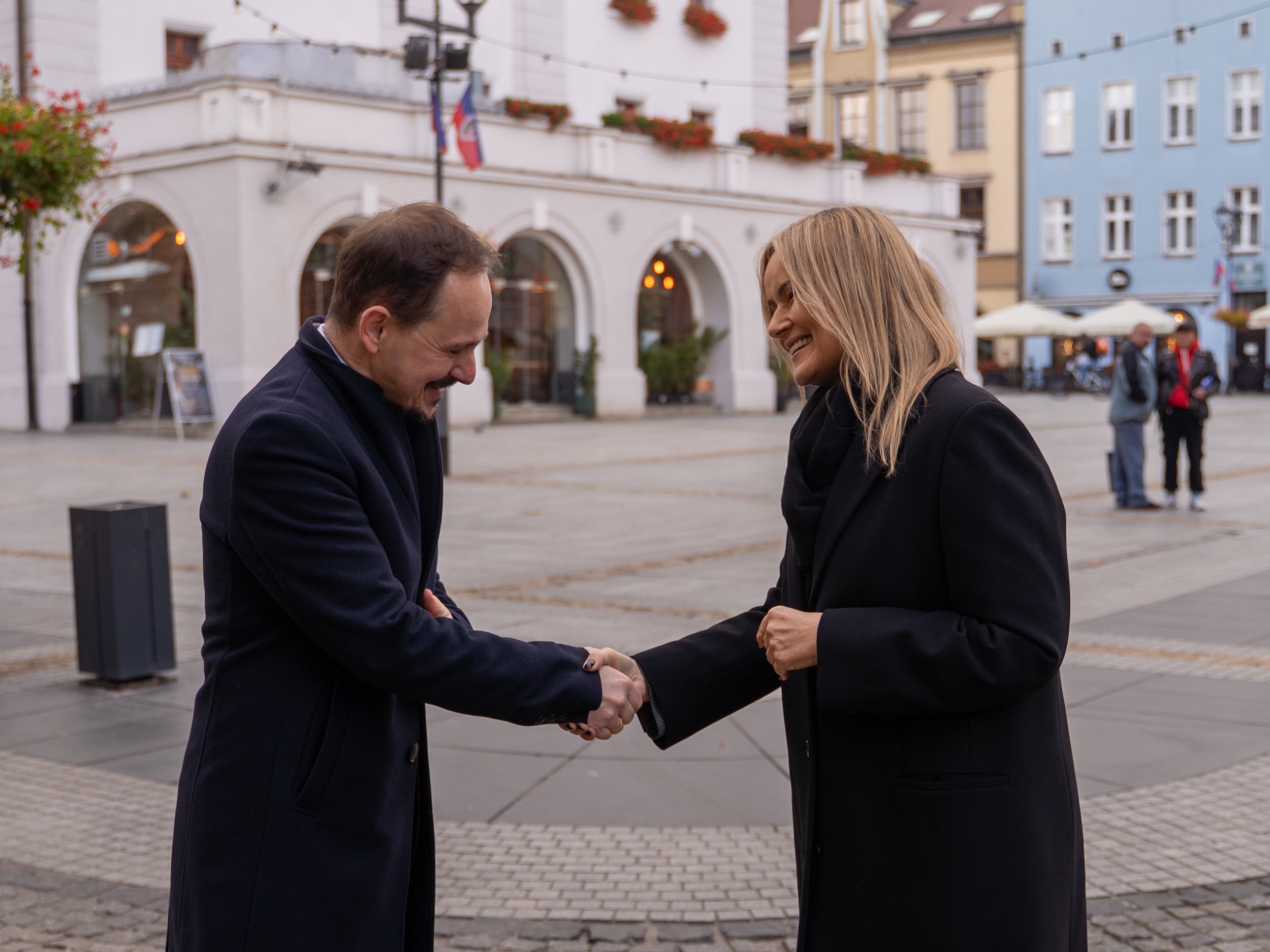Prezydent Gliwic żegnająca się z konsulem Węgier w Krakowie