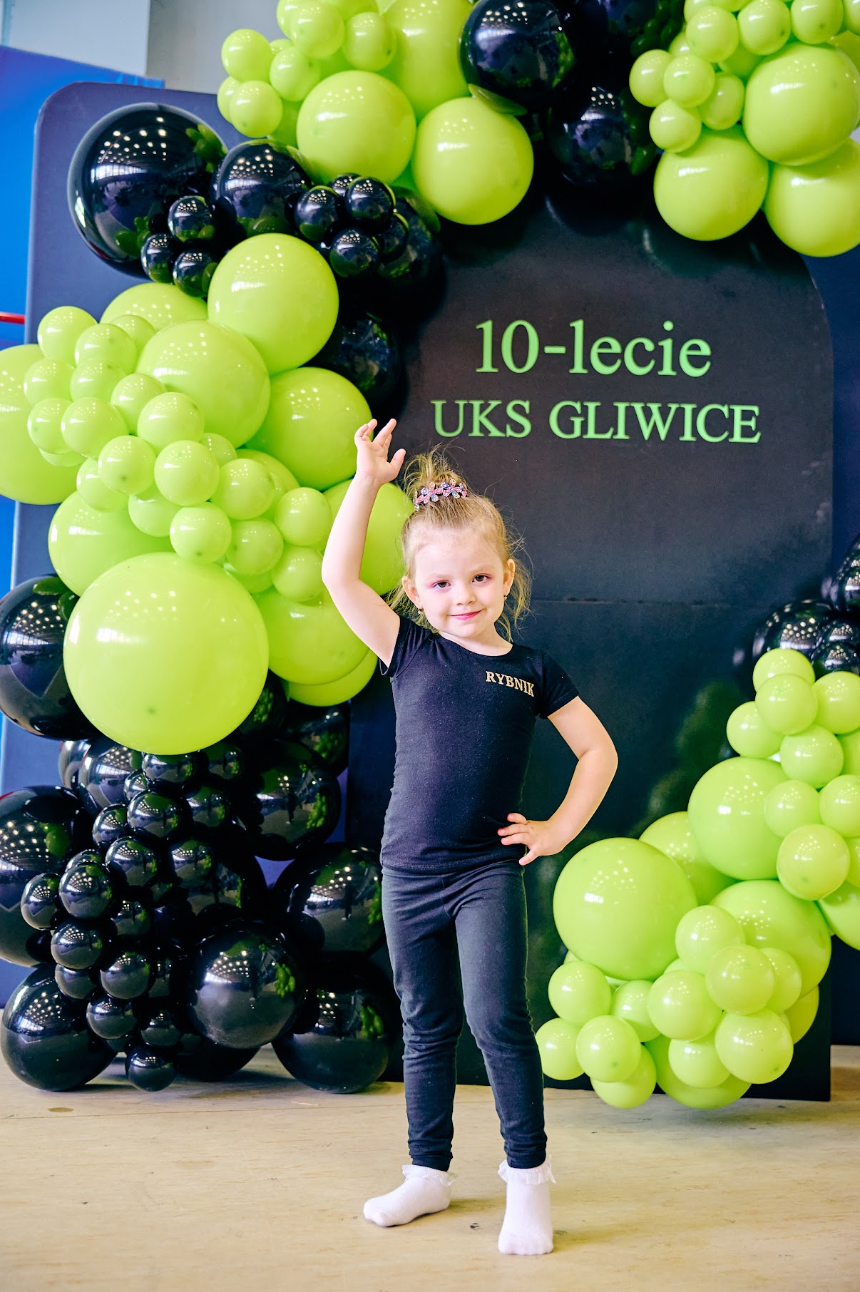 Mała gimnastyczka na tle balonów